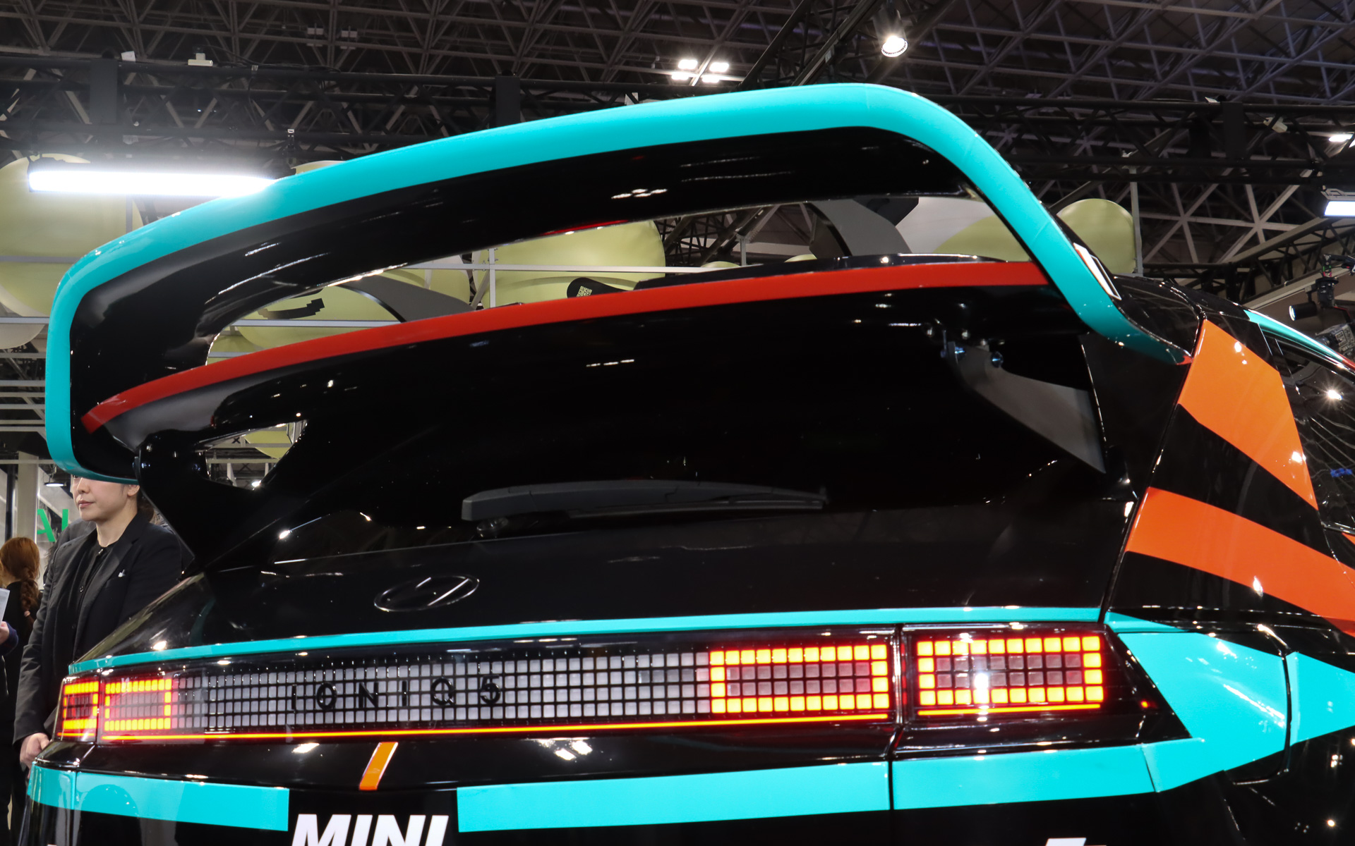 WRCマシンからインスピレーションを得たというダブルエレメントリアウイングを装備