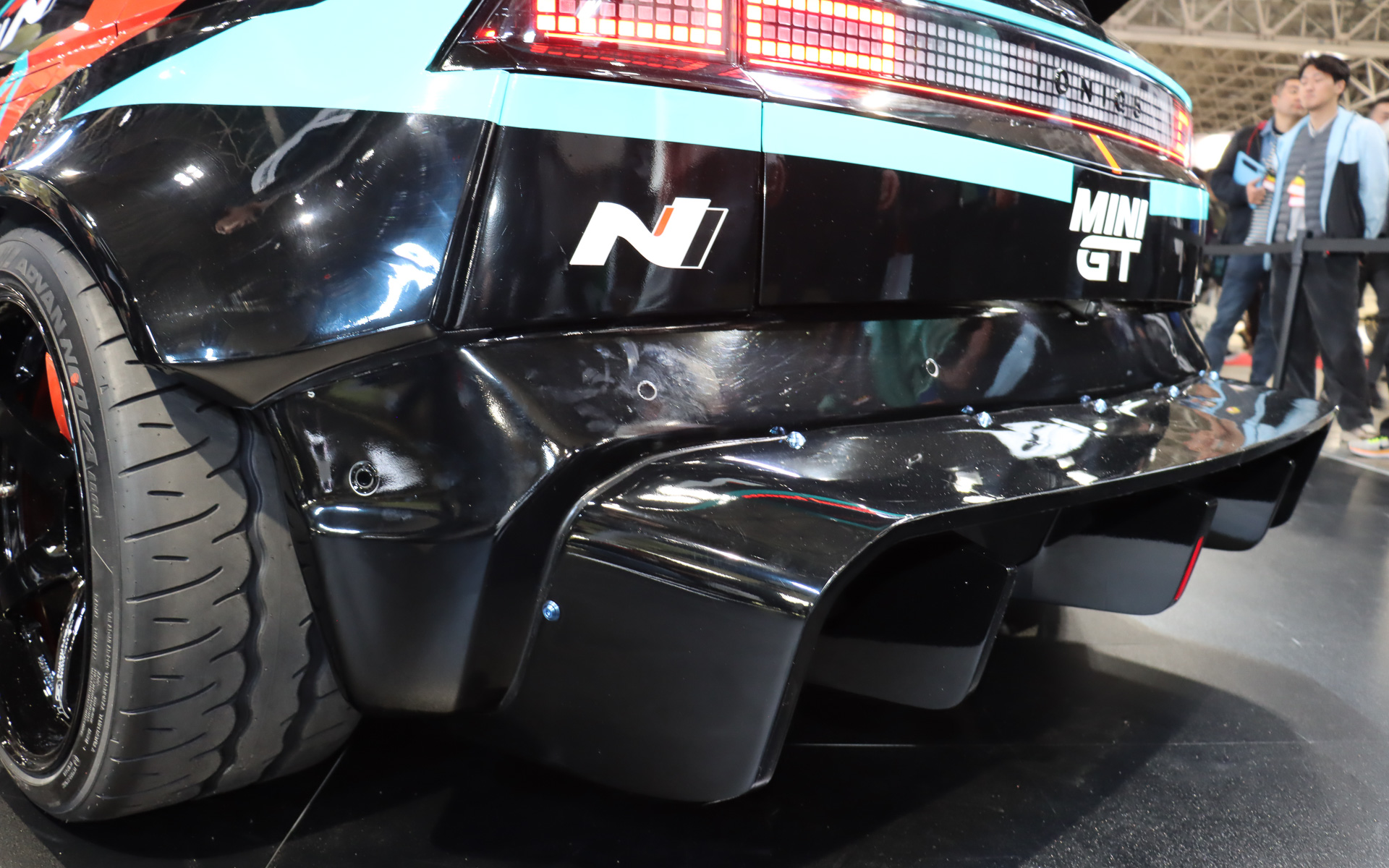 リアバンパー下にも超大型のディフューザーを備える