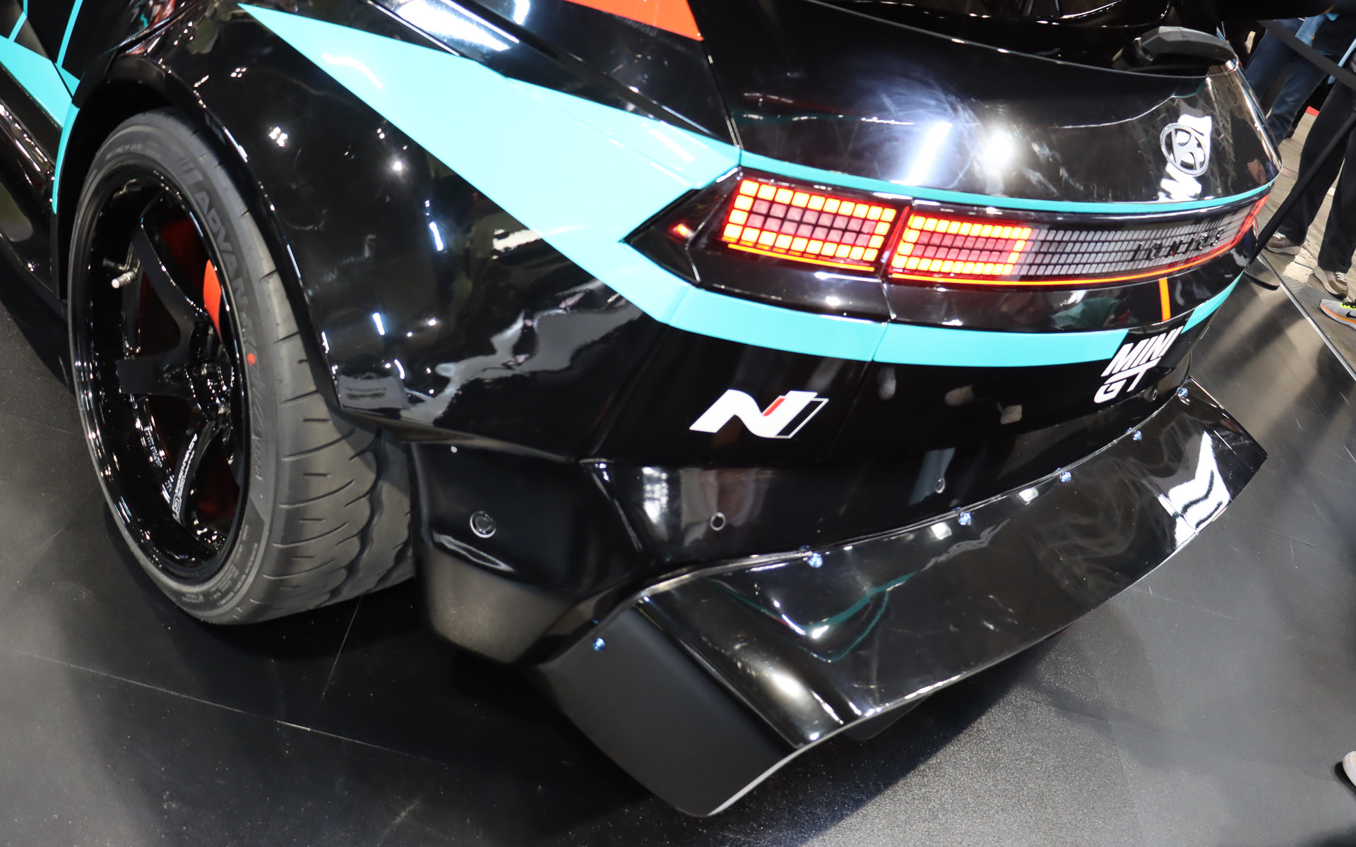 リアバンパー下にも超大型のディフューザーを備える