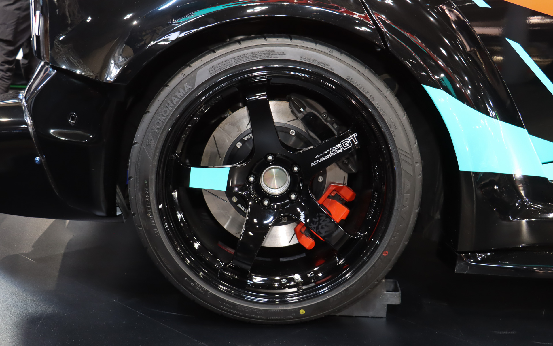 タイヤは市販モデルの275/35ZR21から305/30R20にサイズ変更