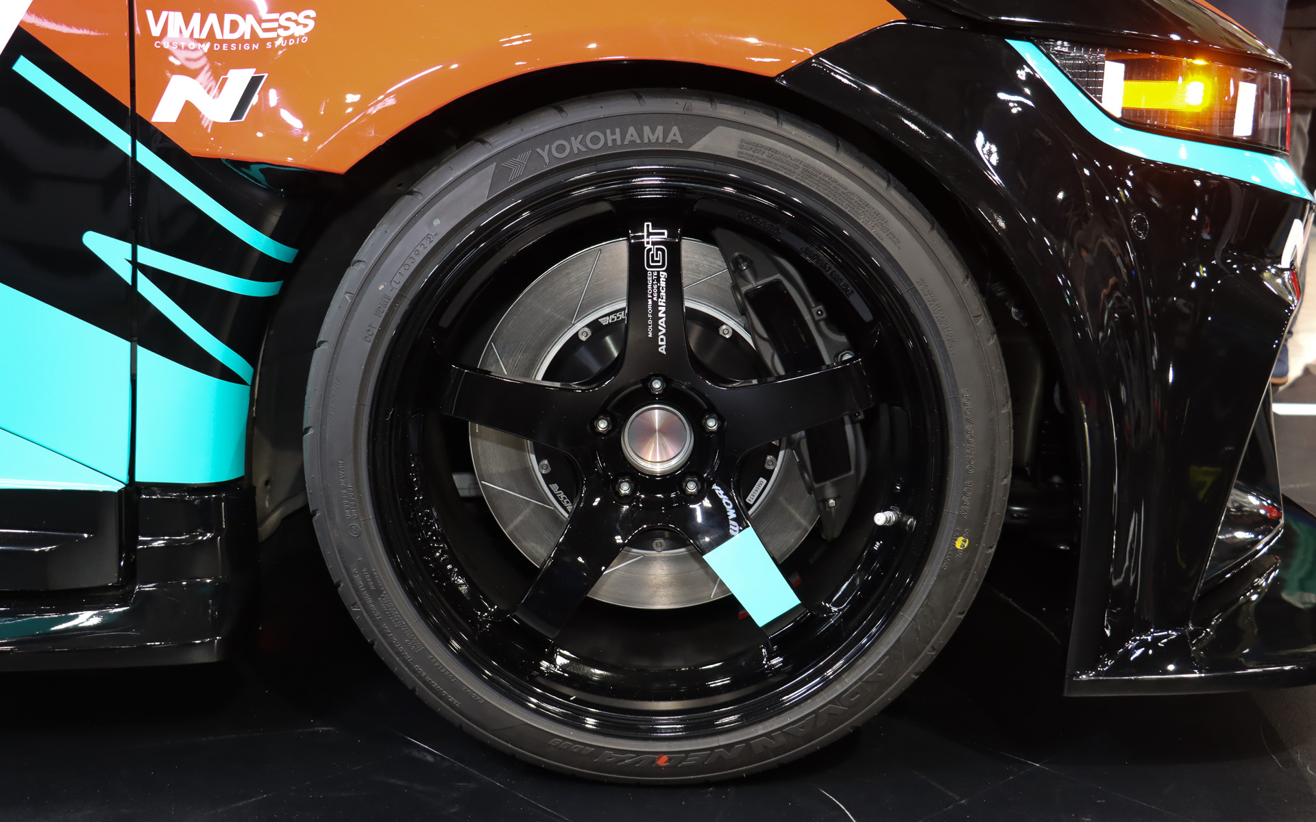 タイヤは市販モデルの275/35ZR21から305/30R20にサイズ変更