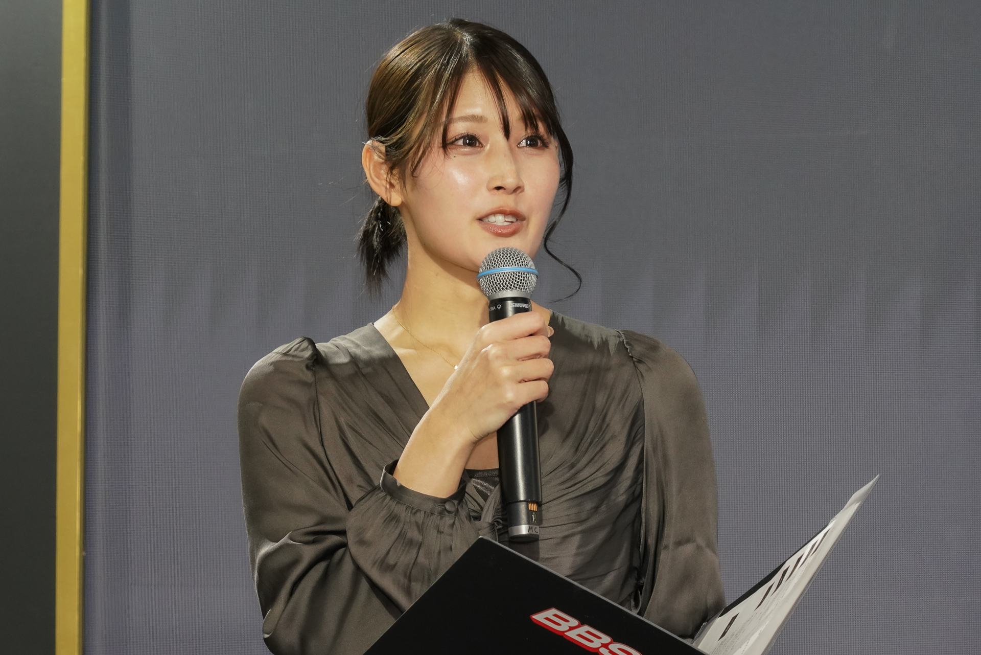 司会を務めたタレントの沢すみれさん。1月11～12日のトークショーでのホストを務める