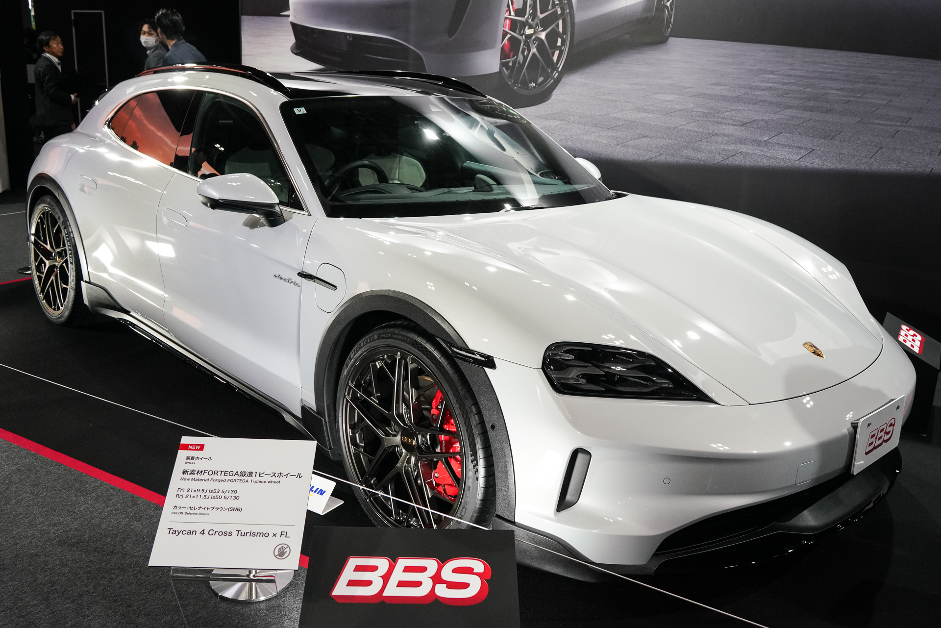 新素材「FORTEGA」製「FL」（セレナイトブラウン）を装着したポルシェ「タイカン4クロスツーリスモ」