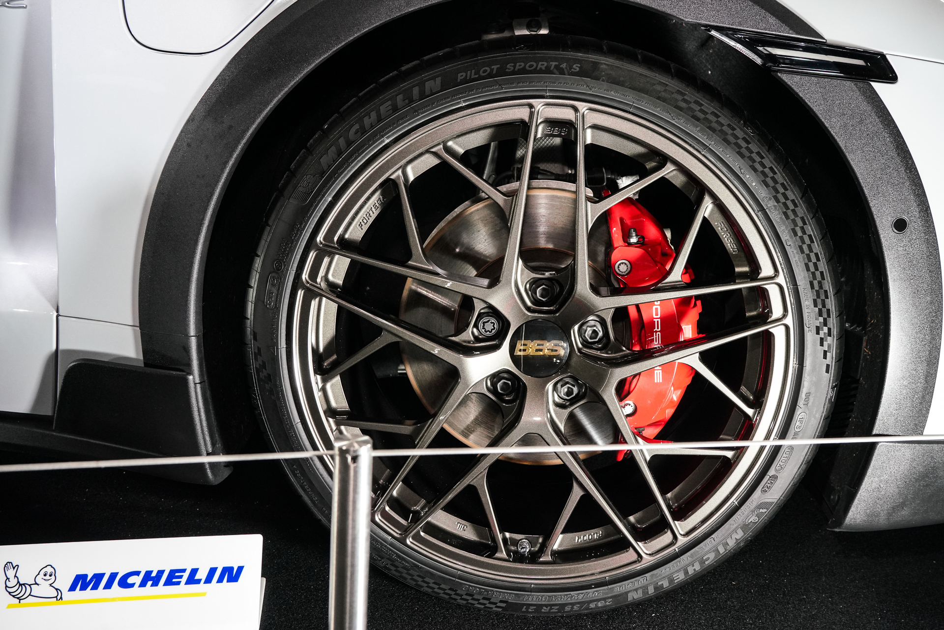 ポルシェ「タイカン4クロスツーリスモ」装着イメージ