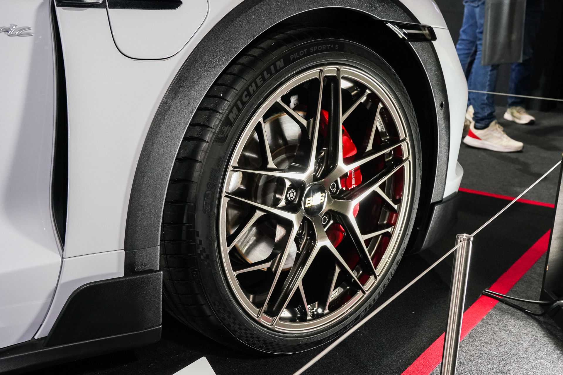 ポルシェ「タイカン4クロスツーリスモ」装着イメージ