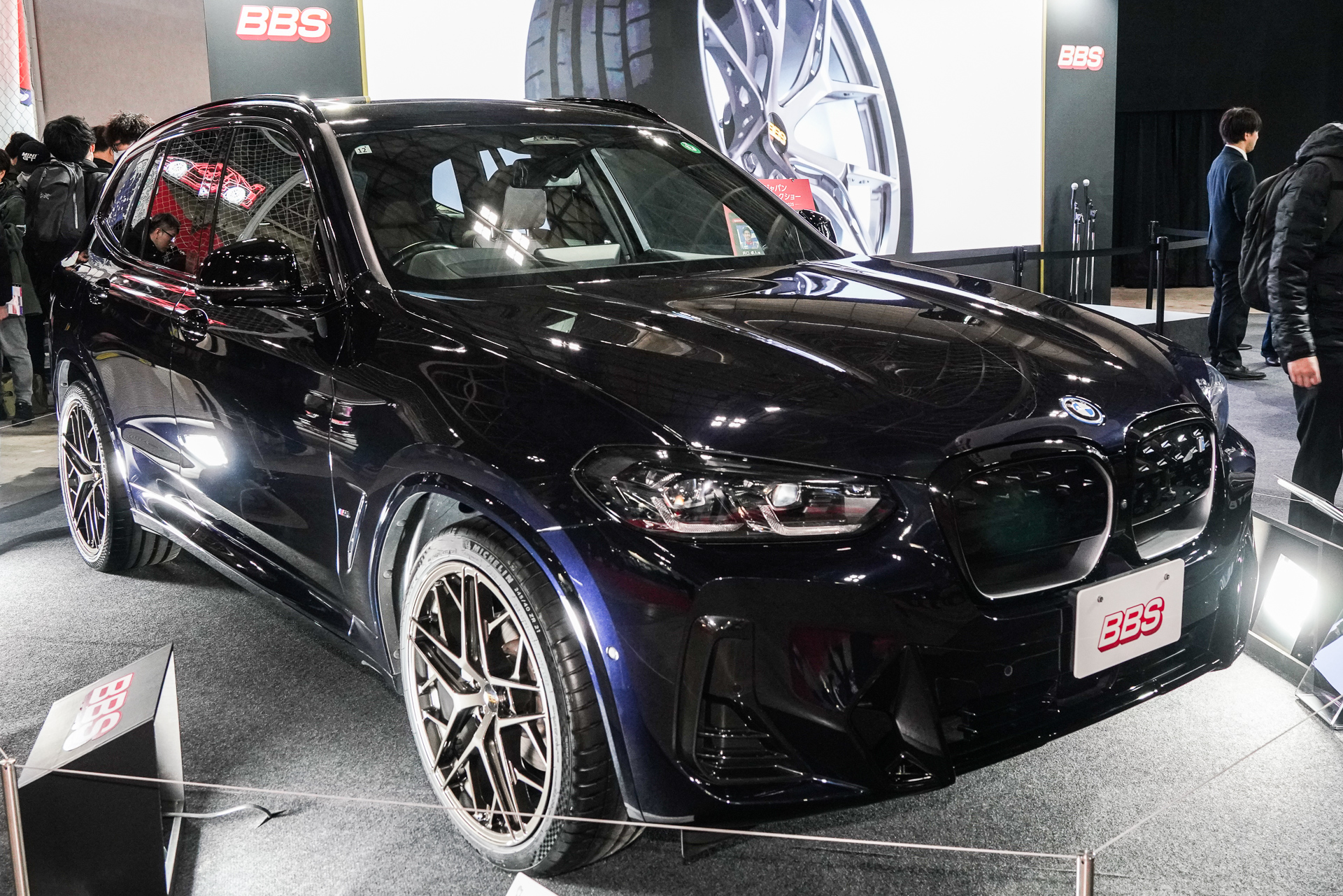 新素材「FORTEGA」製セレナイトブラウンのホイールを装着したBMW「iX3」（参考出品）