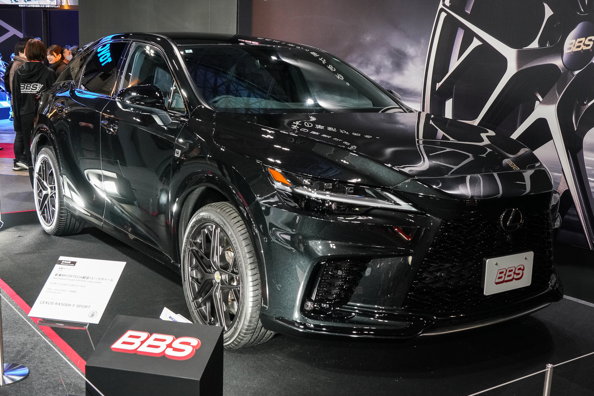 新素材「FORTEGA」製マットエボニーのホイールを装着したレクサス「RX 500h F SPORT」（参考出品）