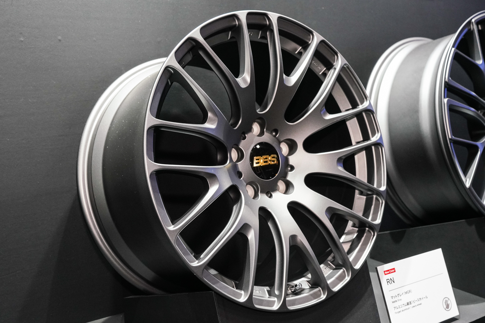 「RN」（マットグレイ）アルミニウム鍛造。ニューカラー