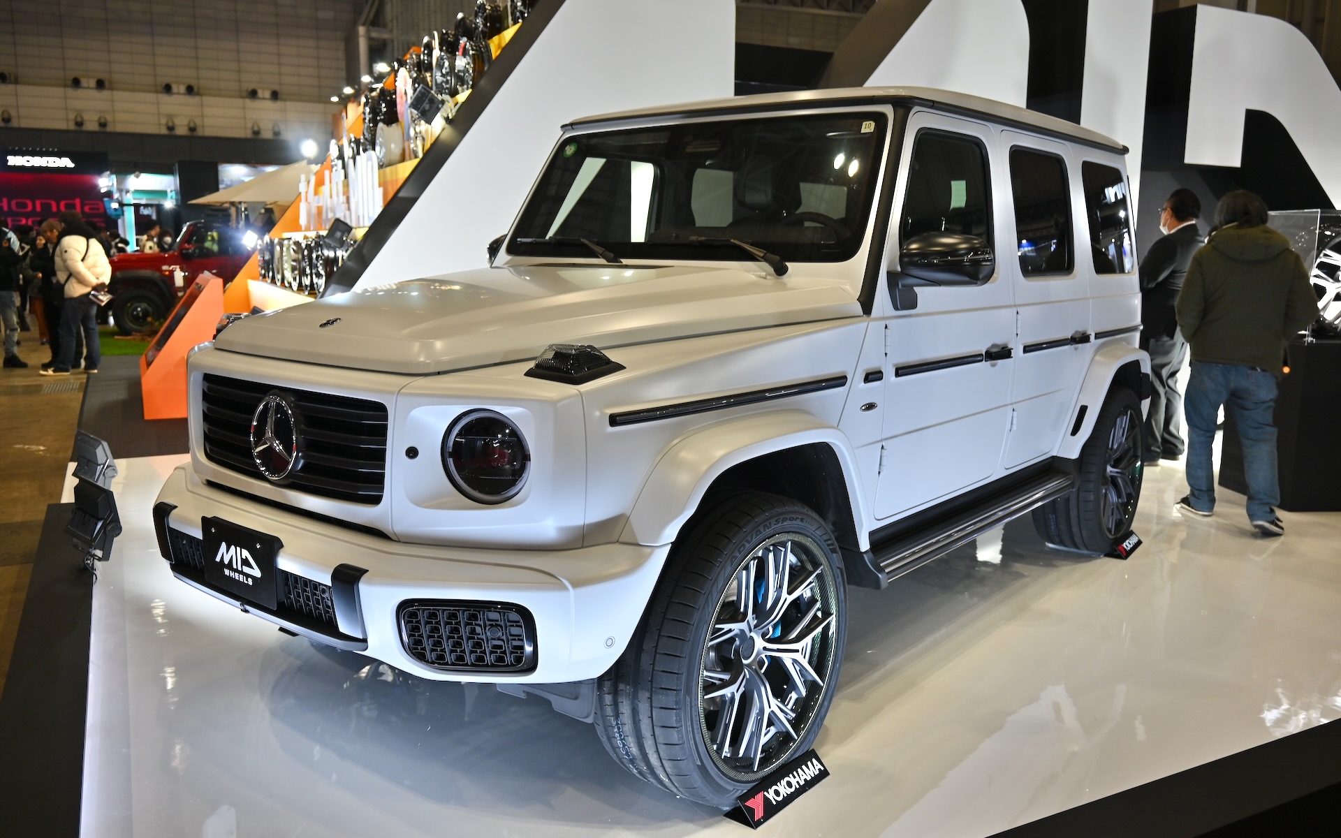 最新2ピースカーボンホイール「エレメント シックス」を装着したデモカーのGクラス