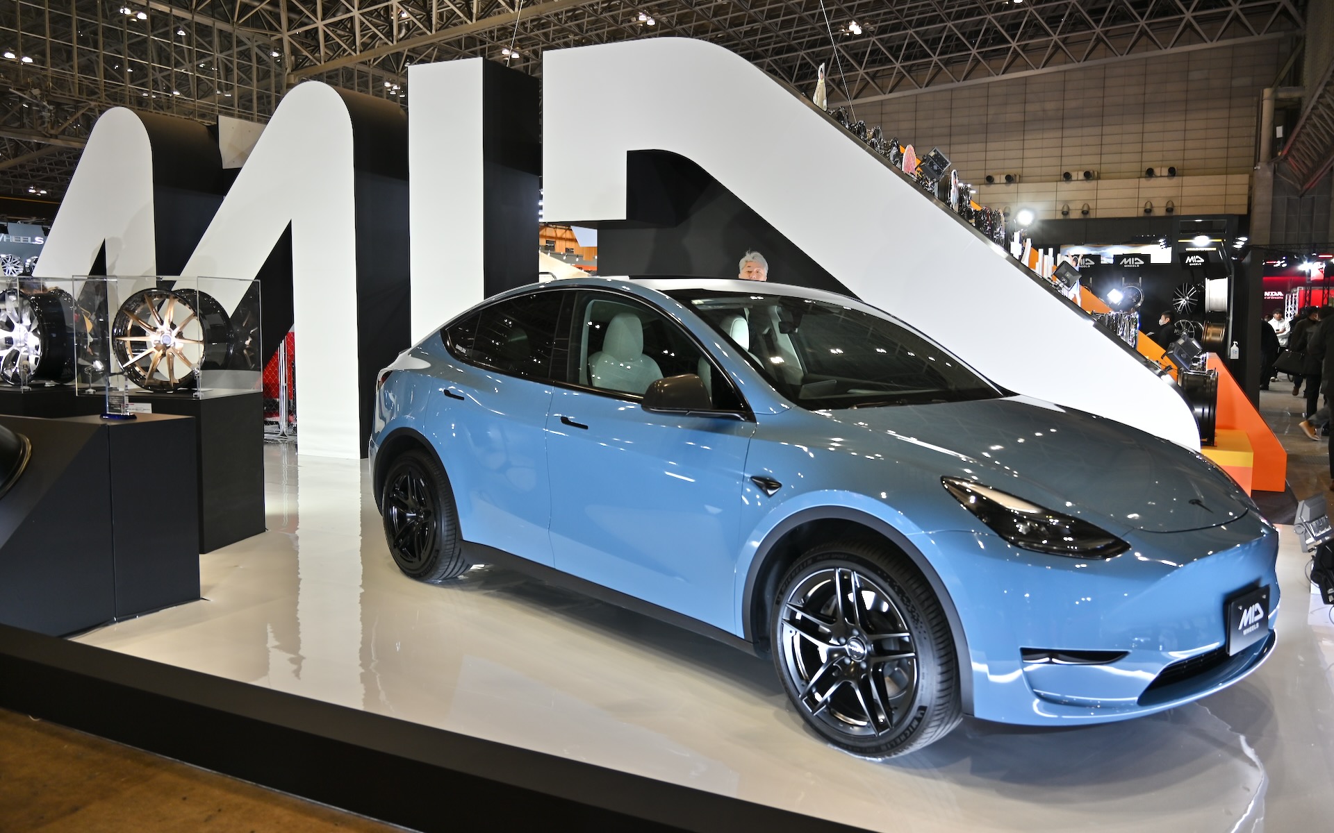 MIDホイールを装着したテスラ「モデルY」