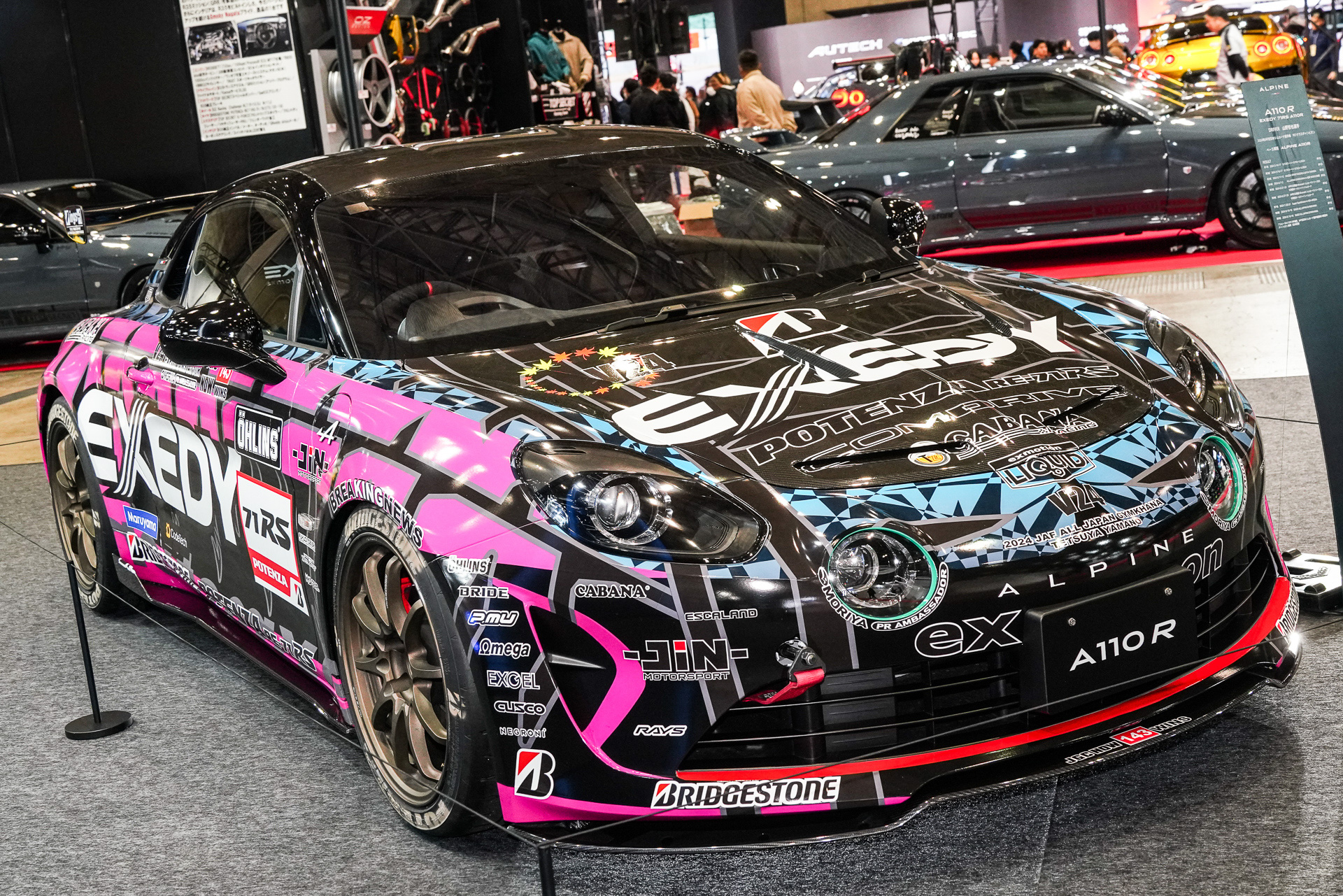ピンクのカラーリングで目をひく、2024年のJAF全日本ジムカーナ選手権 PE1クラスのチャンピオンになった山野哲也選手のチャンピオンマシン「EXEDY 71RS A110R」