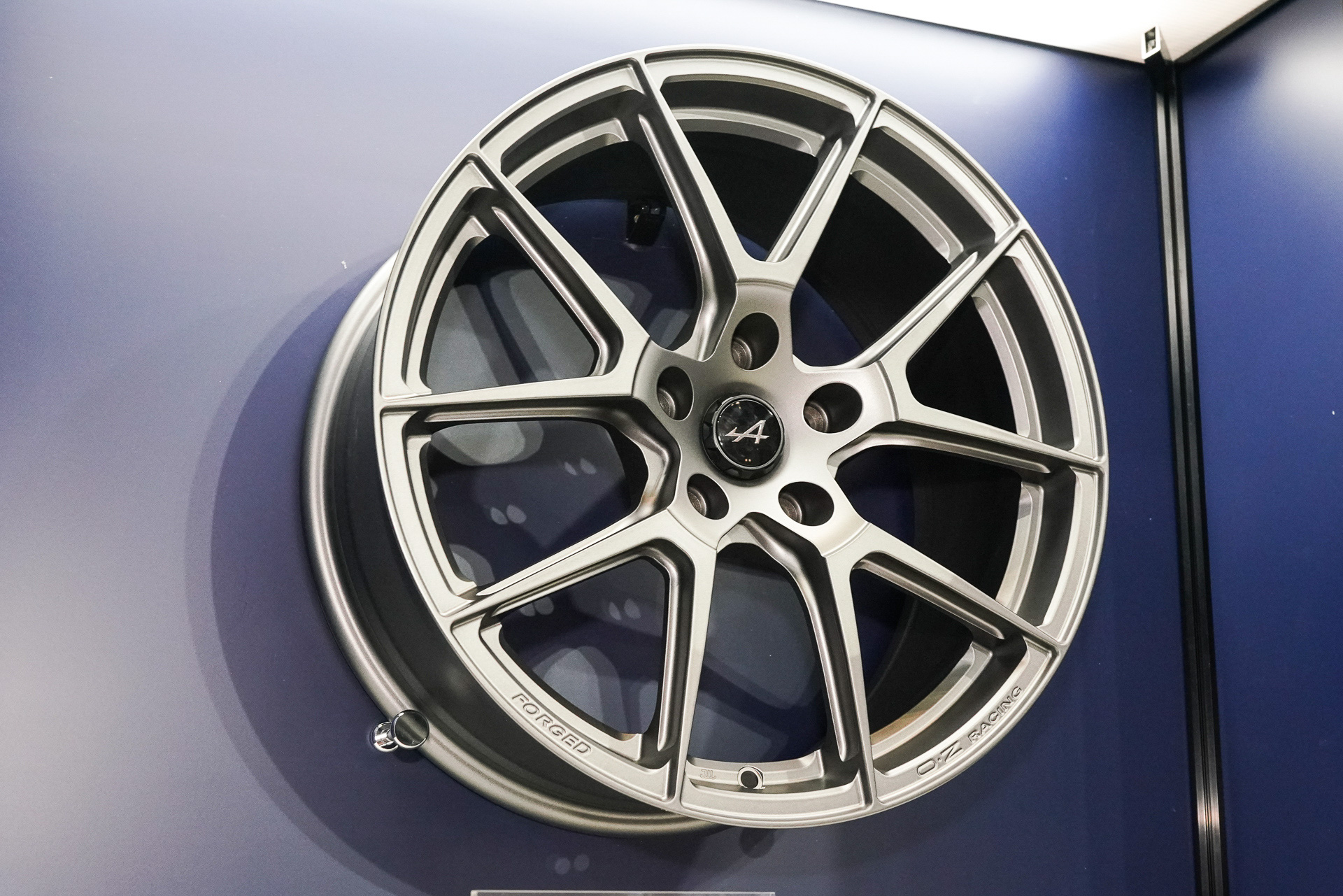 「O.Z ESTREMA FORGIATA APLINE A110」の鍛造アルミホイール