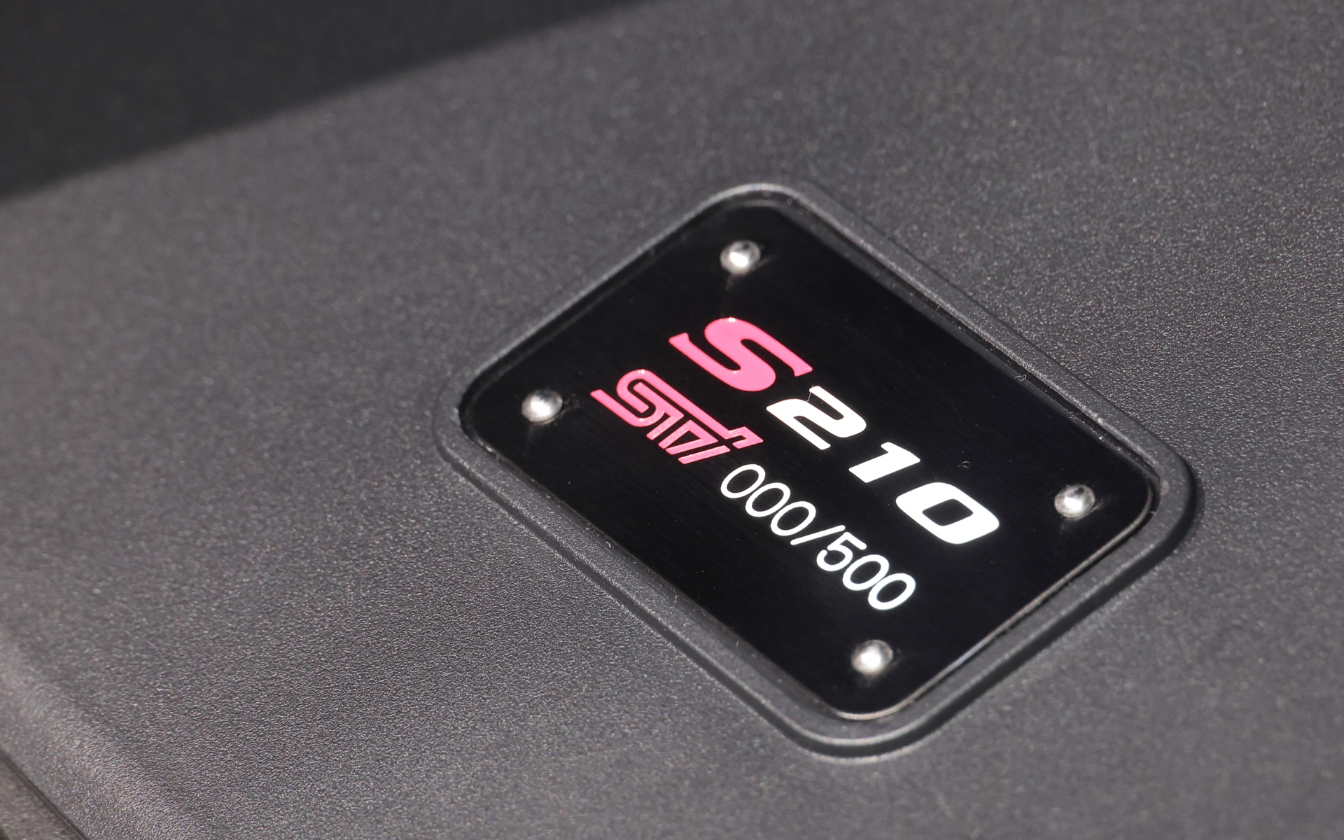 エンジンは「WRX S4」のFA24直噴ターボエンジンをベースに、吸気系統ではエアクリーナー、吸気ダクト、ターボ前ダクトを新開発。排気系統には新開発の大口径テールパイプを備えた低背圧パフォーマンスマフラーと砲弾型チャンバーを備えたエキゾーストパイプリアを採用し、吸排気抵抗を低減するとともに、ECUの専用チューニングで最高出力300PS（開発目標値）を発揮