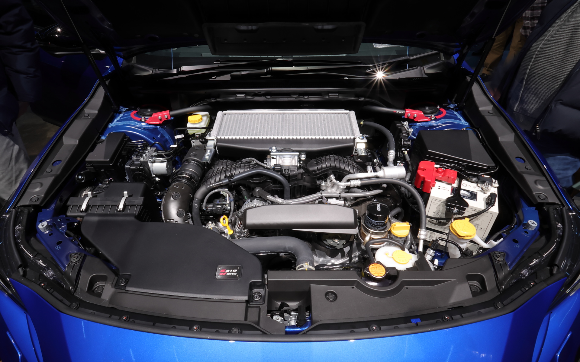 エンジンは「WRX S4」のFA24直噴ターボエンジンをベースに、吸気系統ではエアクリーナー、吸気ダクト、ターボ前ダクトを新開発。排気系統には新開発の大口径テールパイプを備えた低背圧パフォーマンスマフラーと砲弾型チャンバーを備えたエキゾーストパイプリアを採用し、吸排気抵抗を低減するとともに、ECUの専用チューニングで最高出力300PS（開発目標値）を発揮