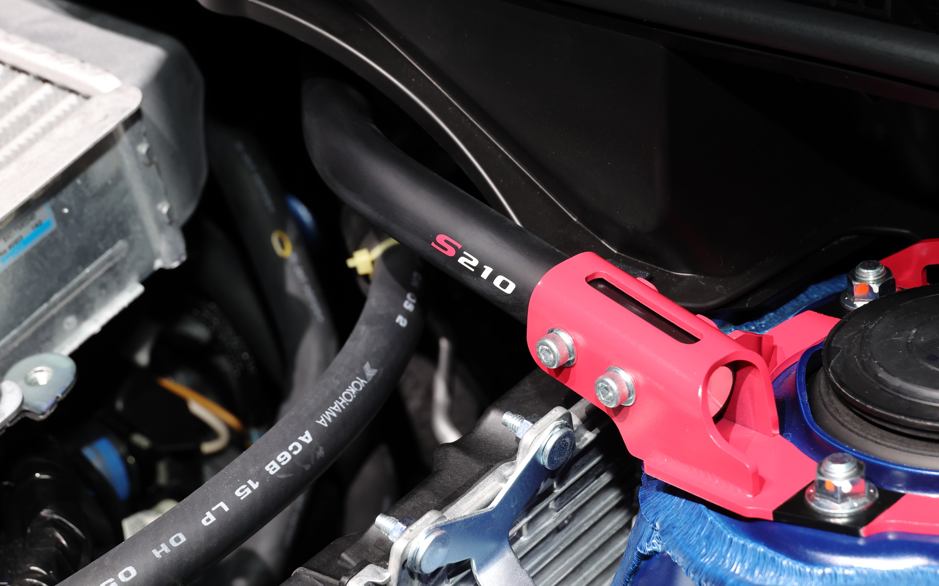 足下はミシュラン製255/35R19ハイパフォーマンスタイヤをセット。ステアリング操舵時の車両応答性を高めるため前後で異なる形状とし、タイヤの接地面積を最適化したSTI製フレキシブルパフォーマンスホイール、専用チューニングの電子制御ダンパーとコイルスプリング、新開発のリアスタビライザーブッシュなどを採用。ブレーキにはブレンボ製フロント18インチベンチレーテッドディスクブレーキと専用チューニングの電動ブースターを装備する