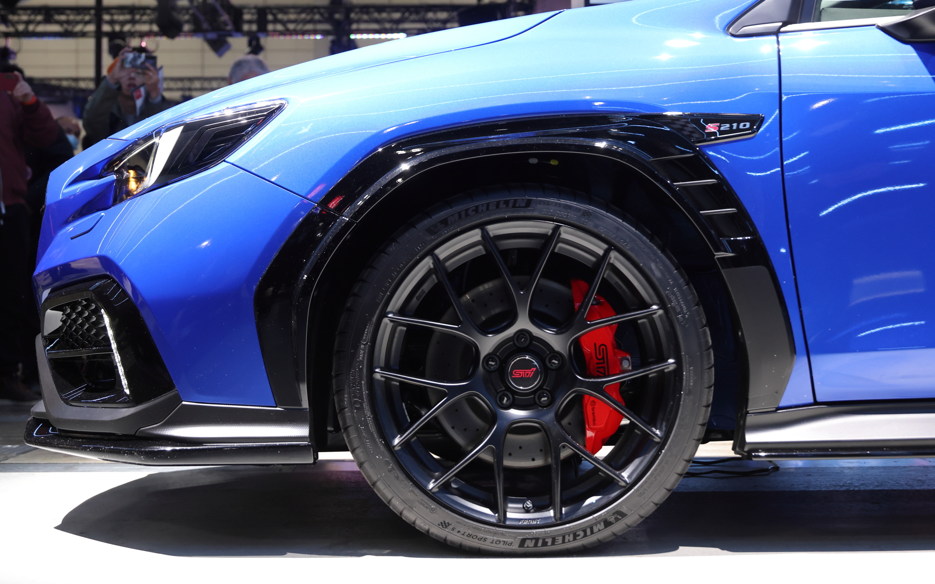 足下はミシュラン製255/35R19ハイパフォーマンスタイヤをセット。ステアリング操舵時の車両応答性を高めるため前後で異なる形状とし、タイヤの接地面積を最適化したSTI製フレキシブルパフォーマンスホイール、専用チューニングの電子制御ダンパーとコイルスプリング、新開発のリアスタビライザーブッシュなどを採用。ブレーキにはブレンボ製フロント18インチベンチレーテッドディスクブレーキと専用チューニングの電動ブースターを装備する