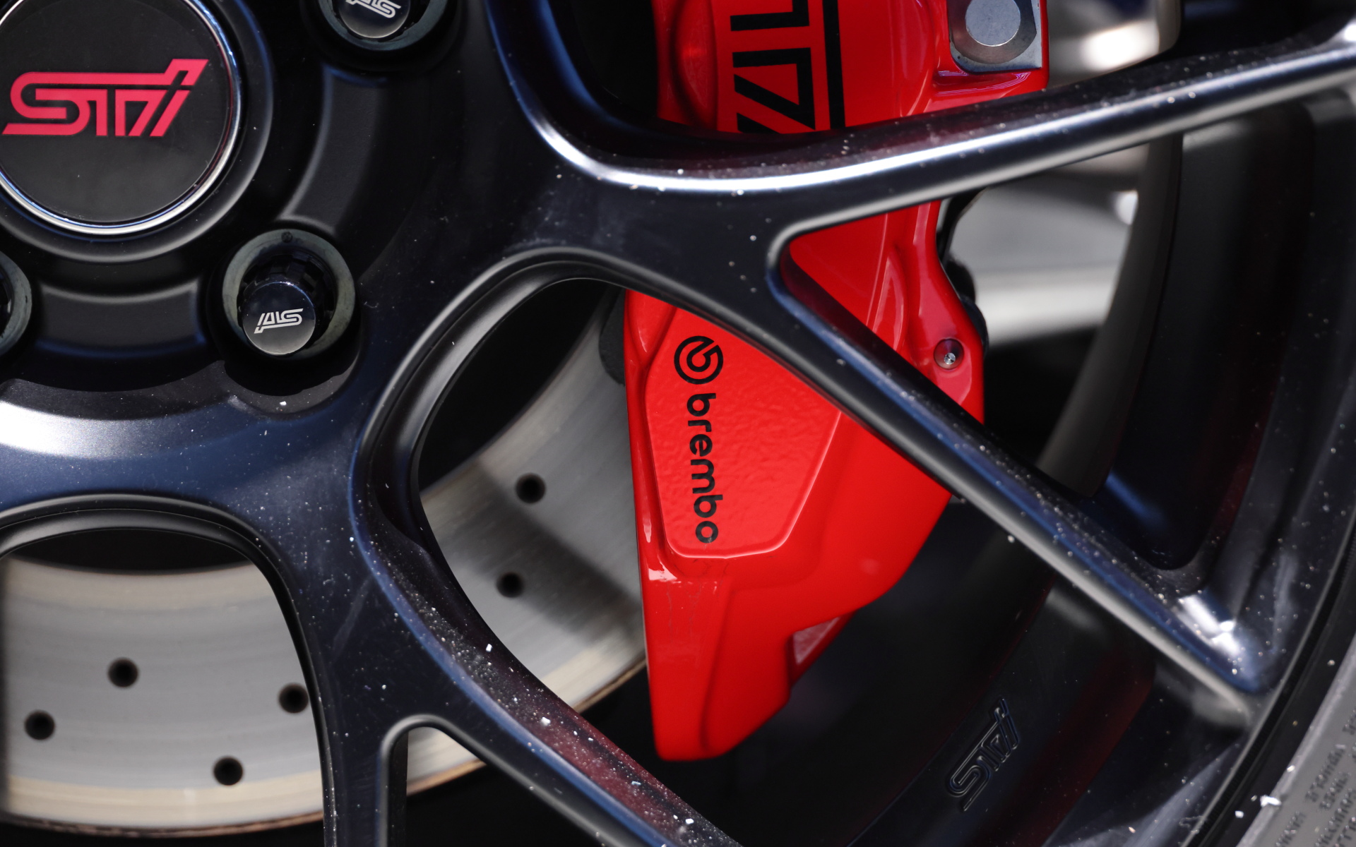 足下はミシュラン製255/35R19ハイパフォーマンスタイヤをセット。ステアリング操舵時の車両応答性を高めるため前後で異なる形状とし、タイヤの接地面積を最適化したSTI製フレキシブルパフォーマンスホイール、専用チューニングの電子制御ダンパーとコイルスプリング、新開発のリアスタビライザーブッシュなどを採用。ブレーキにはブレンボ製フロント18インチベンチレーテッドディスクブレーキと専用チューニングの電動ブースターを装備する