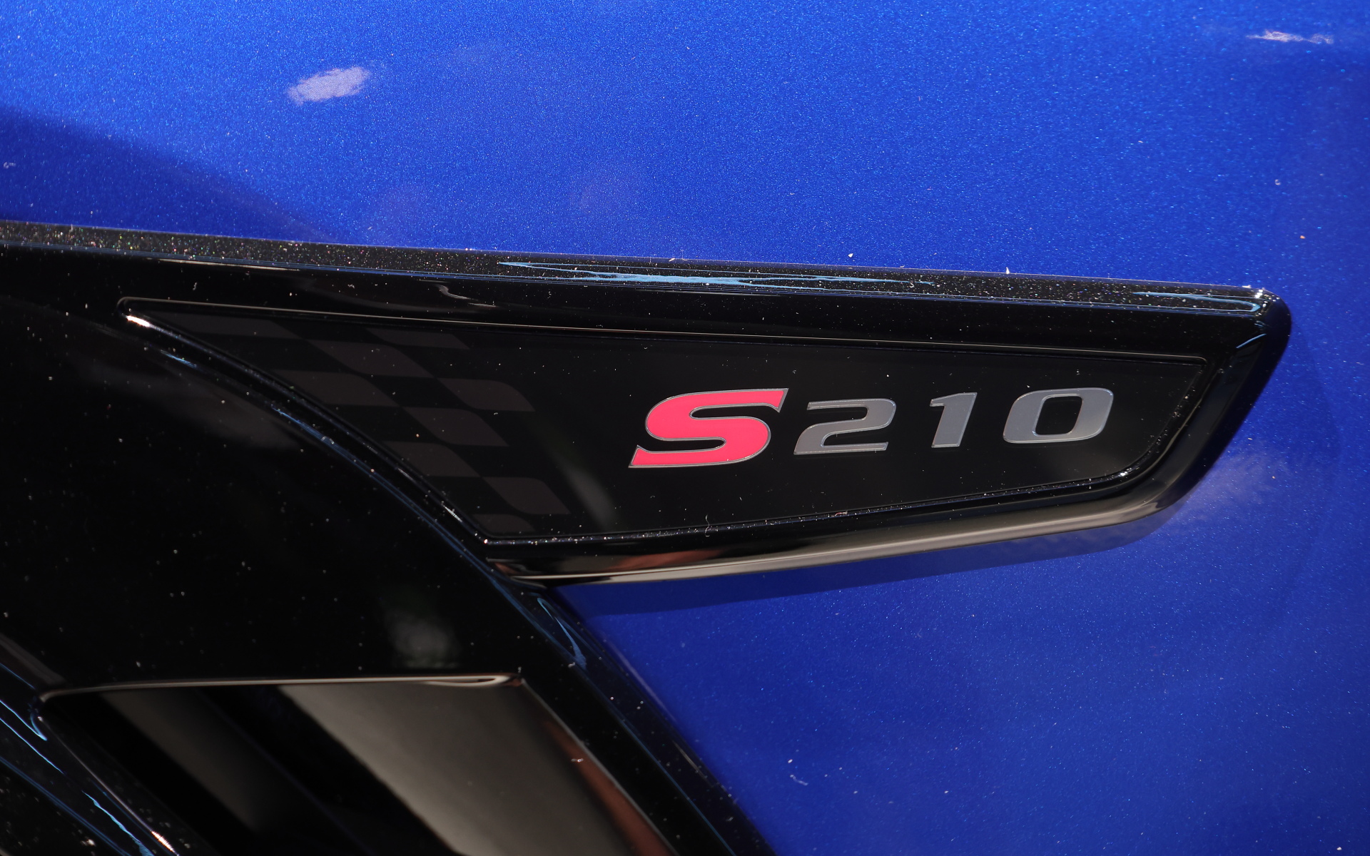 足下はミシュラン製255/35R19ハイパフォーマンスタイヤをセット。ステアリング操舵時の車両応答性を高めるため前後で異なる形状とし、タイヤの接地面積を最適化したSTI製フレキシブルパフォーマンスホイール、専用チューニングの電子制御ダンパーとコイルスプリング、新開発のリアスタビライザーブッシュなどを採用。ブレーキにはブレンボ製フロント18インチベンチレーテッドディスクブレーキと専用チューニングの電動ブースターを装備する