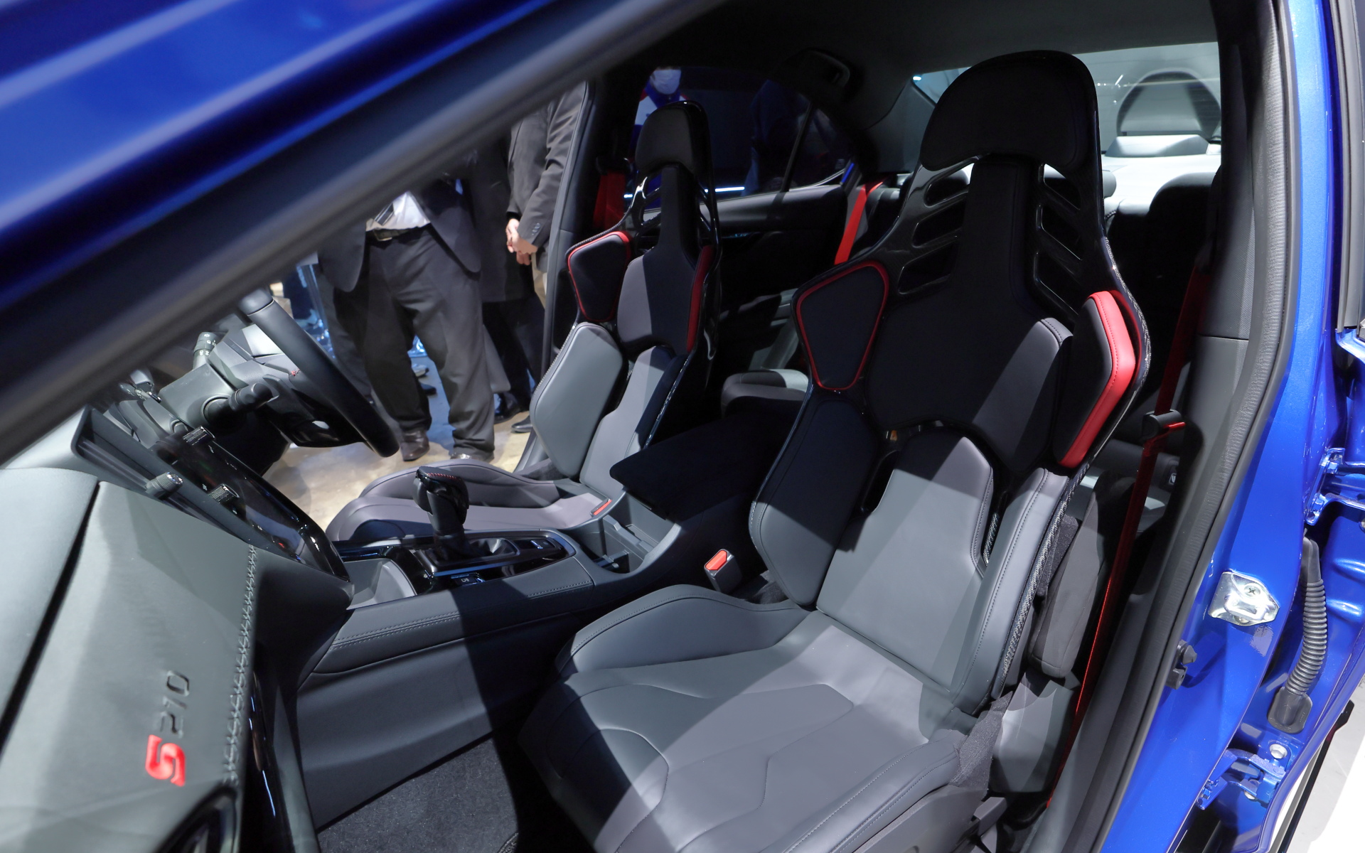 インテリアでは新開発のレカロカーボンバックレストフロントシートを採用し、レッドカラーのプリテンショナー＆フォースリミッター付フロント3点式ELRシートベルトなどを備えた