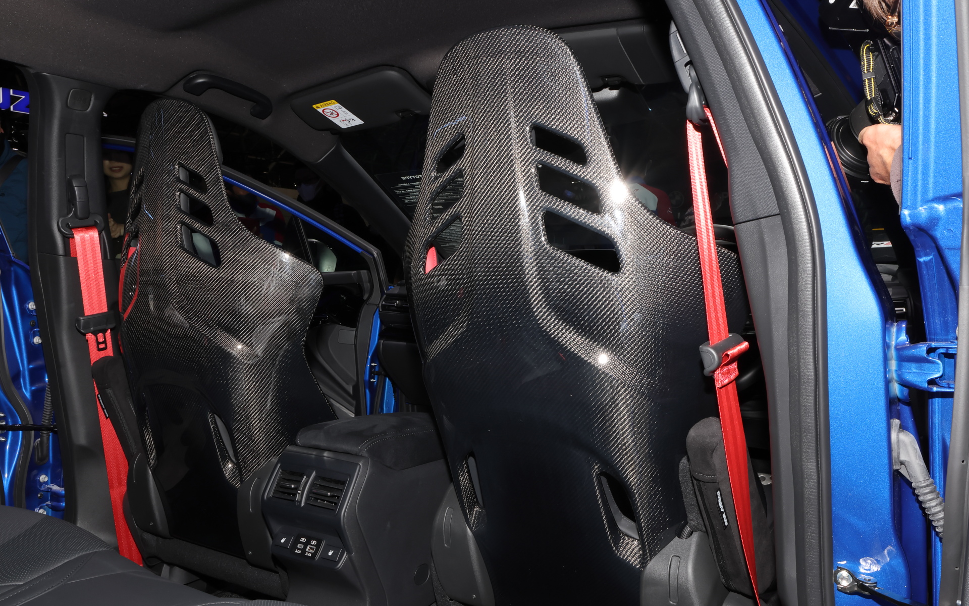 インテリアでは新開発のレカロカーボンバックレストフロントシートを採用し、レッドカラーのプリテンショナー＆フォースリミッター付フロント3点式ELRシートベルトなどを備えた