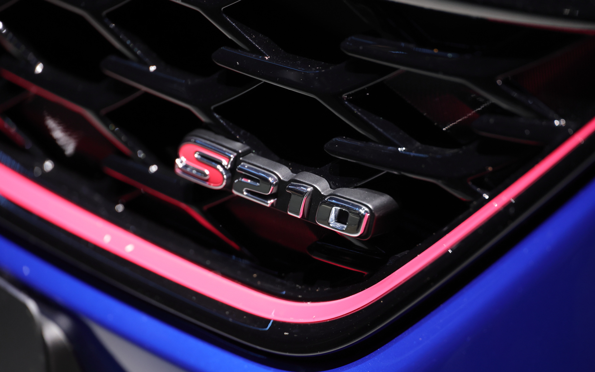 インテリアでは新開発のレカロカーボンバックレストフロントシートを採用し、レッドカラーのプリテンショナー＆フォースリミッター付フロント3点式ELRシートベルトなどを備えた