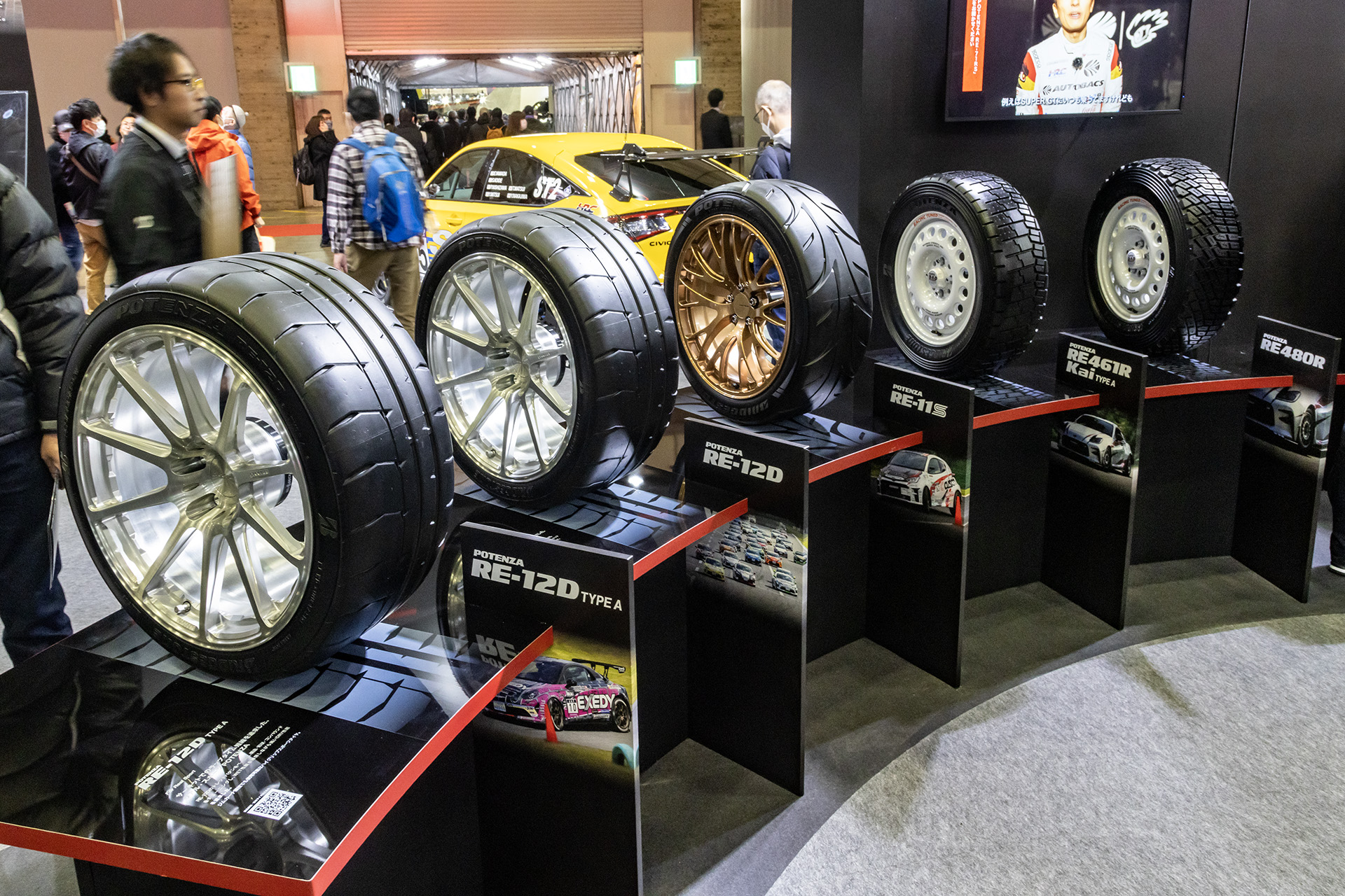 モータースポーツ向けのポテンザが並ぶ