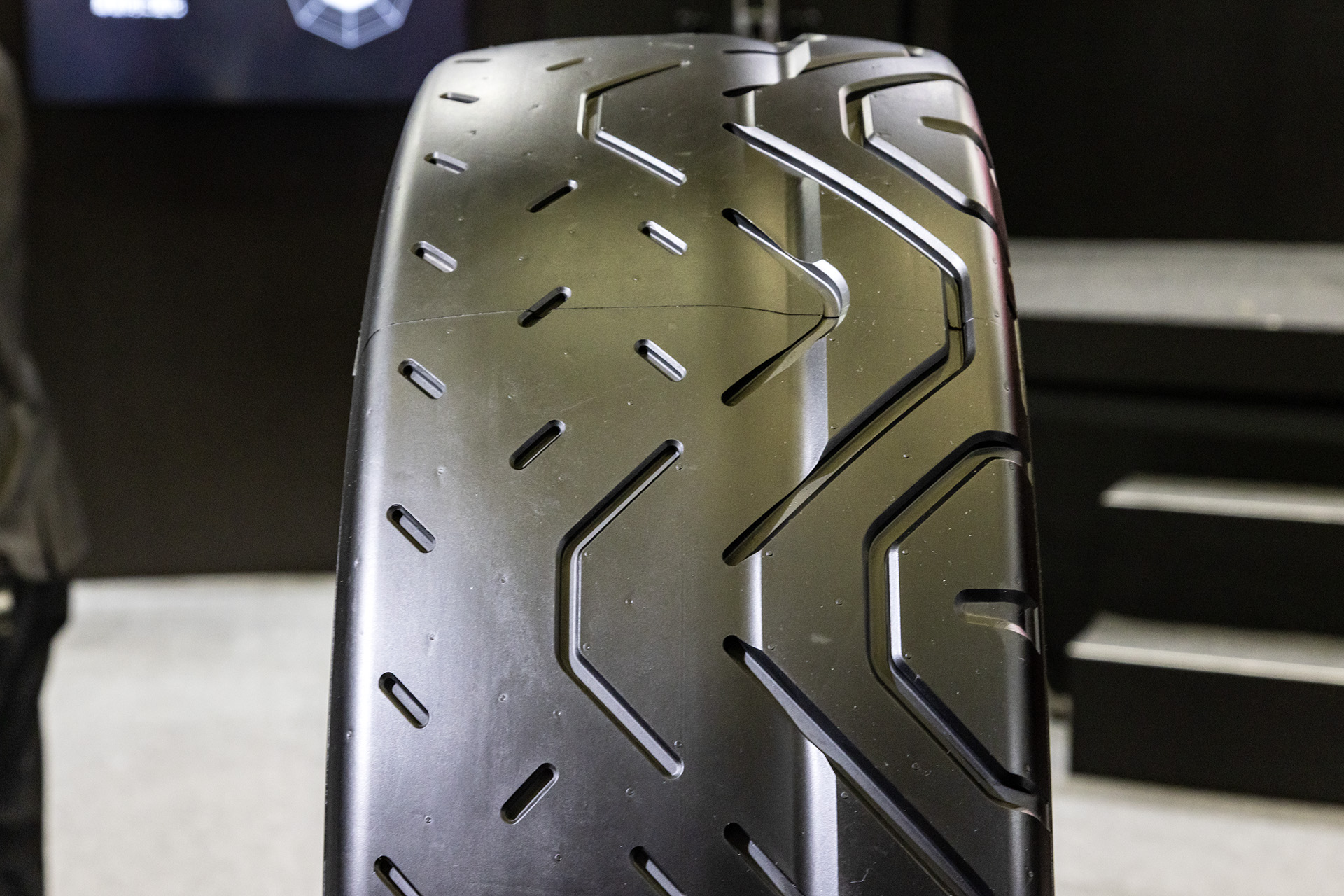 スバル「スポーツモビリティコンセプト」装着タイヤ。サイズは255/45R21