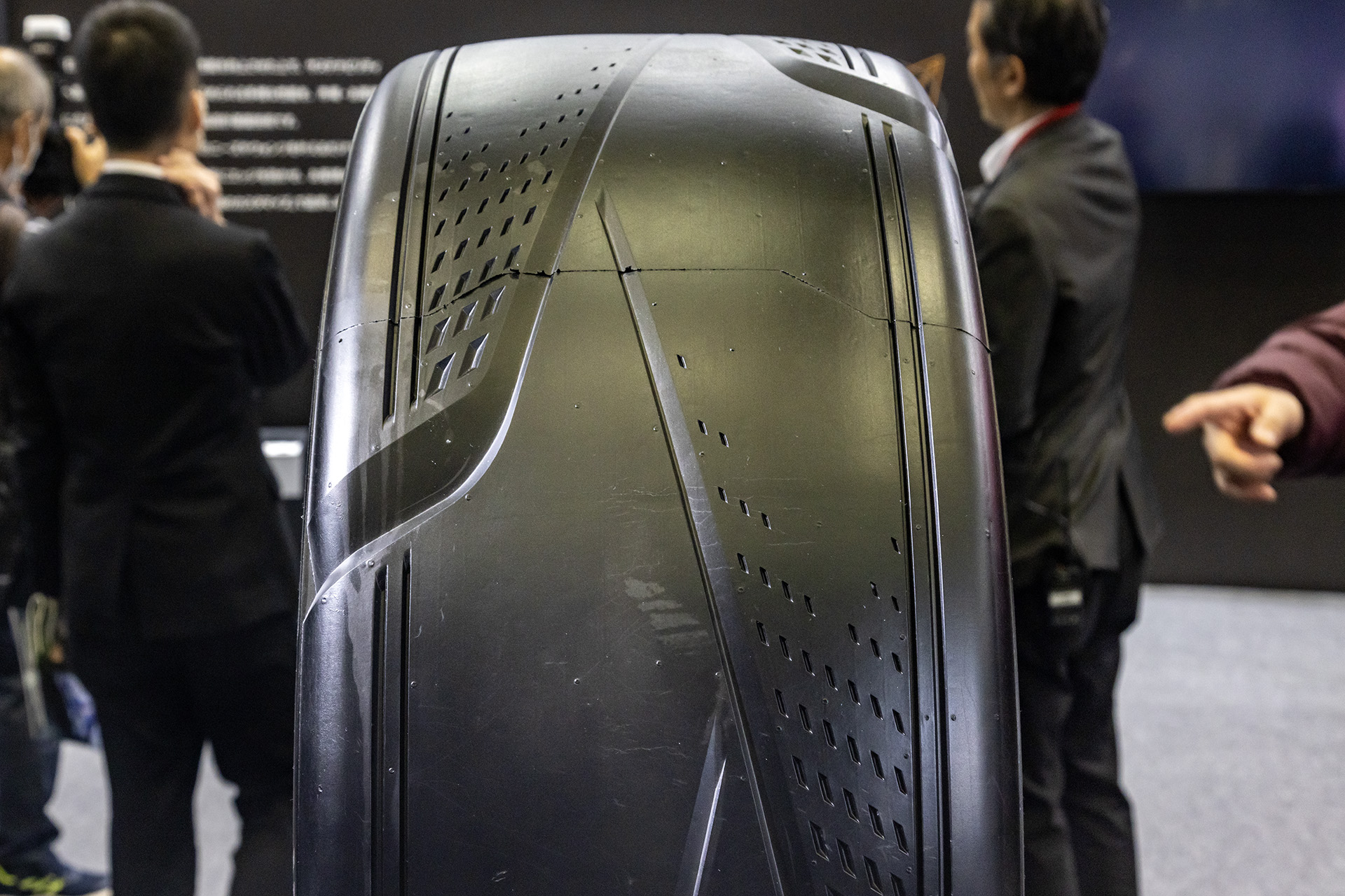 レクサス「LF-ZL」装着タイヤ。サイズは305/35R24