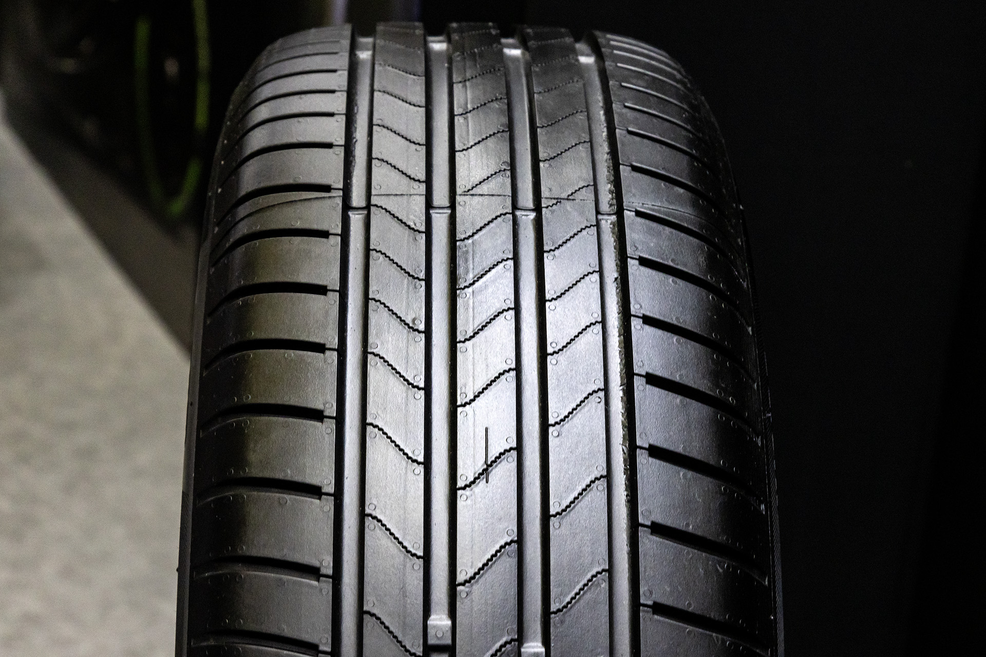 欧州向けの「TURANZA 6」。EV拡大を見据えて耐摩耗性を20％向上させるとともに欧州市場で重視されるウェット性能と転がり抵抗を大幅に向上させている