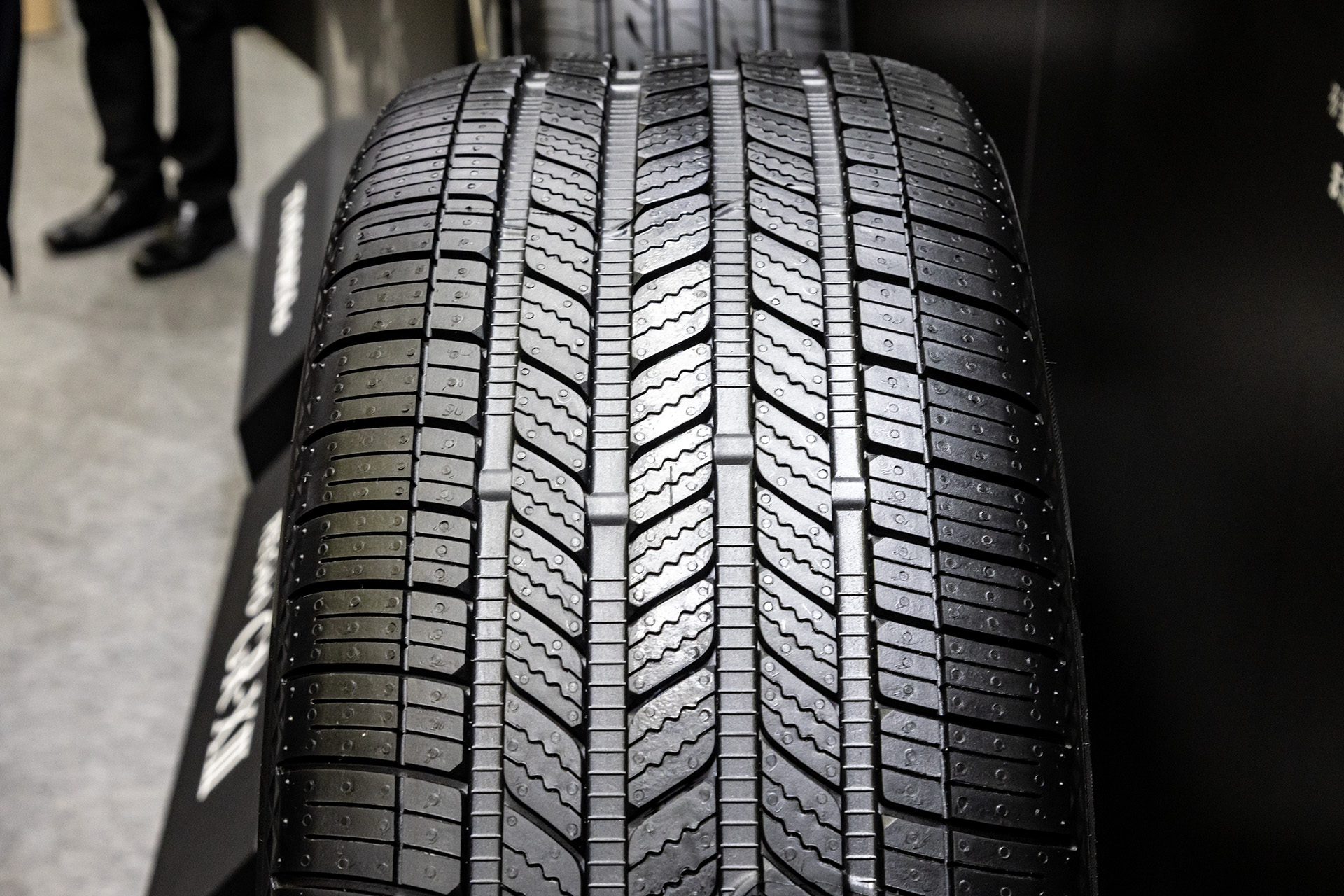 北米向けの「TURANZA EV」。重量のあるEV向けのため耐摩耗性能を重視している