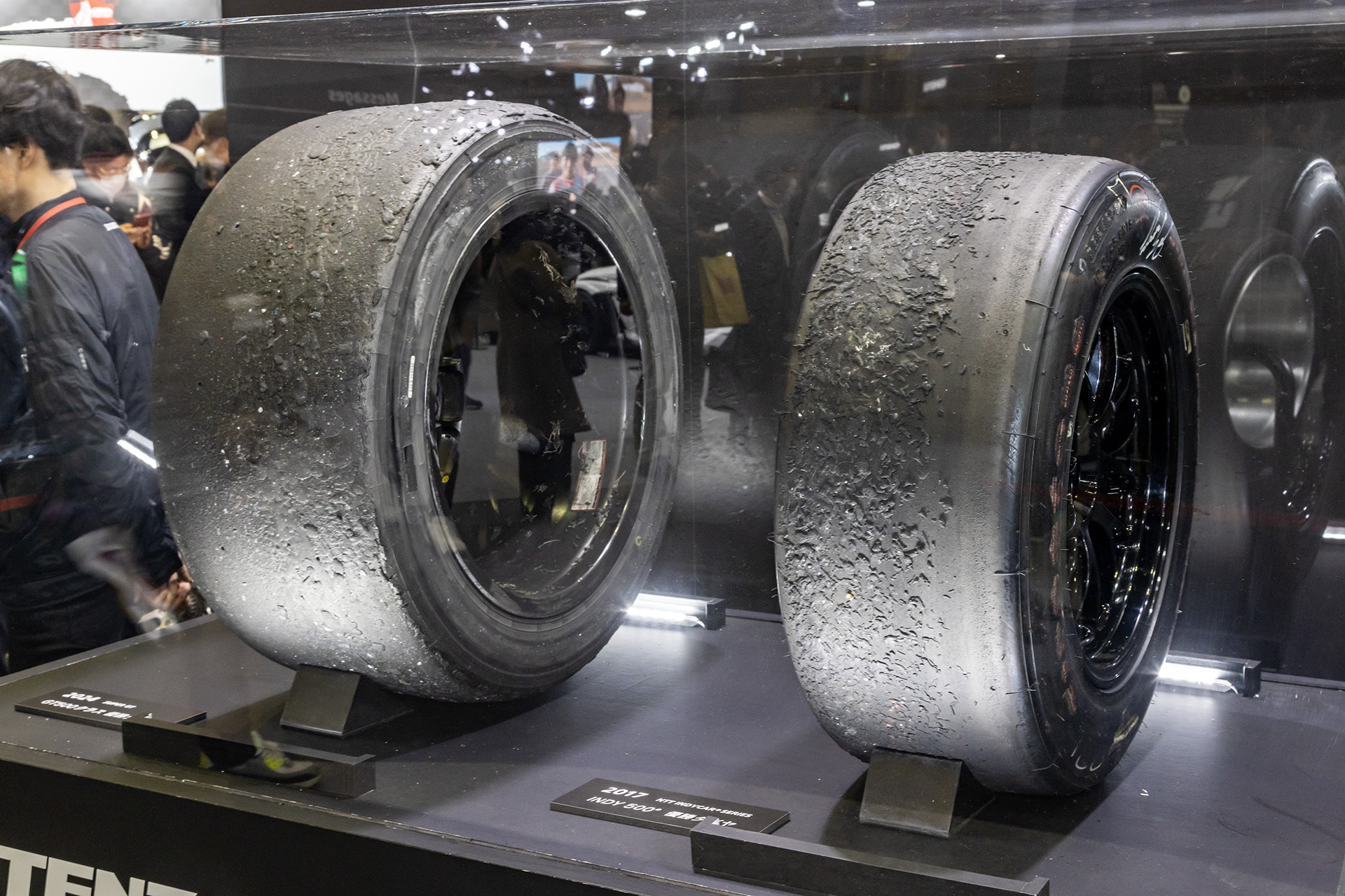 左が2024年のSUPER GT GT500クラスで優勝した「au TOM'S GR Supra」が装着していたタイヤ、右が2017年に佐藤琢磨選手が優勝したINDY500で装着していたタイヤ