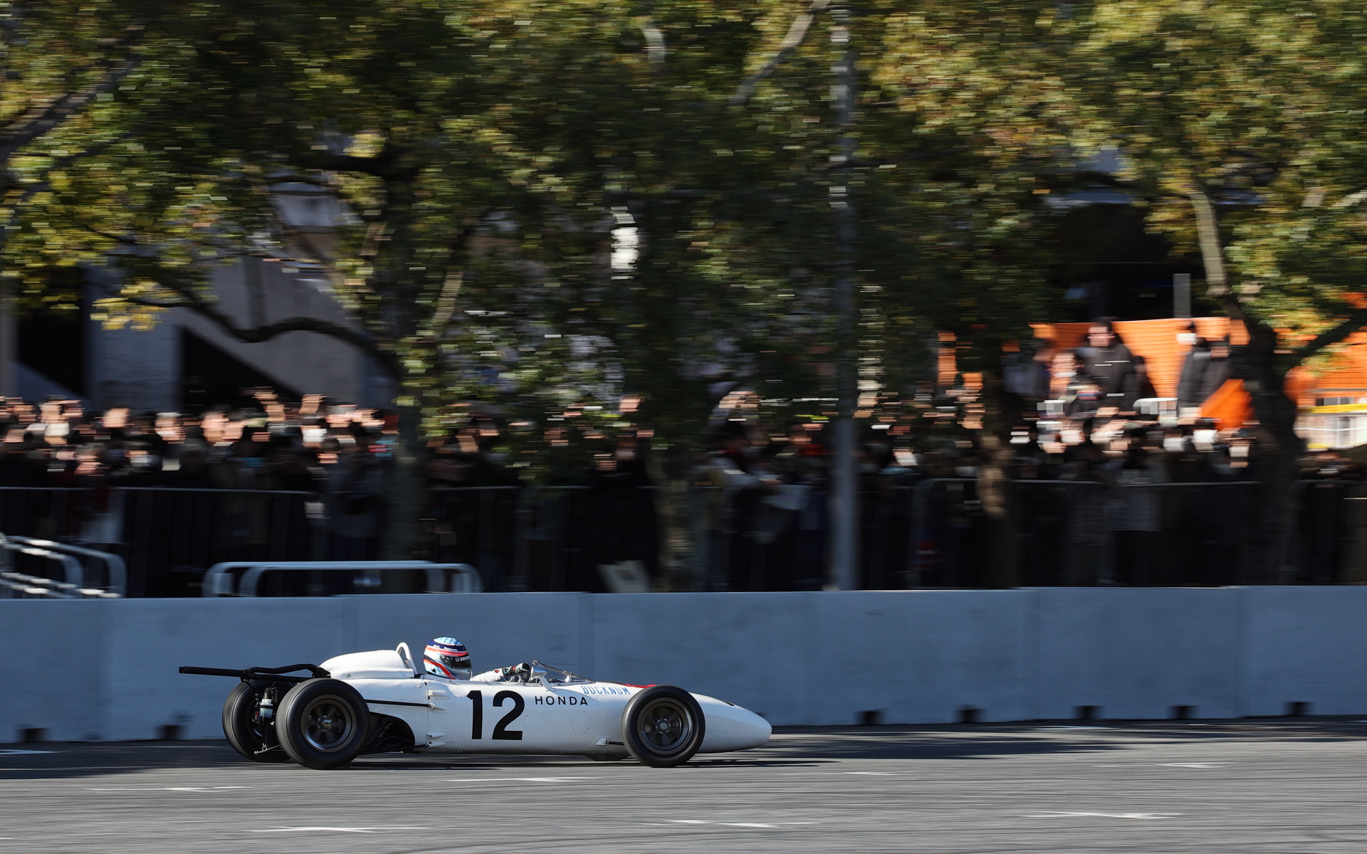 大勢の観客の前をホンダミュージックを奏でながら走行