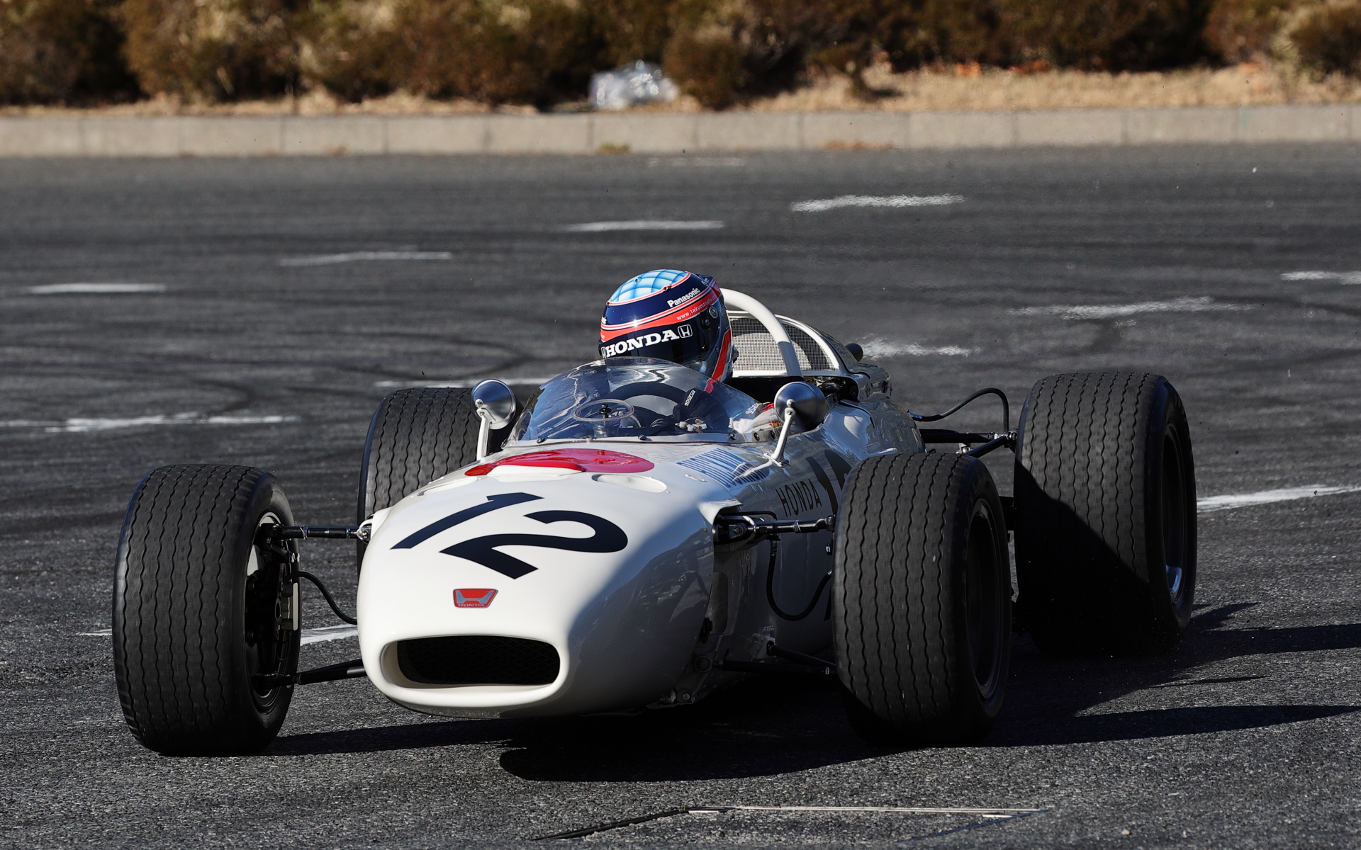 Honda RA272をデモランする佐藤琢磨選手