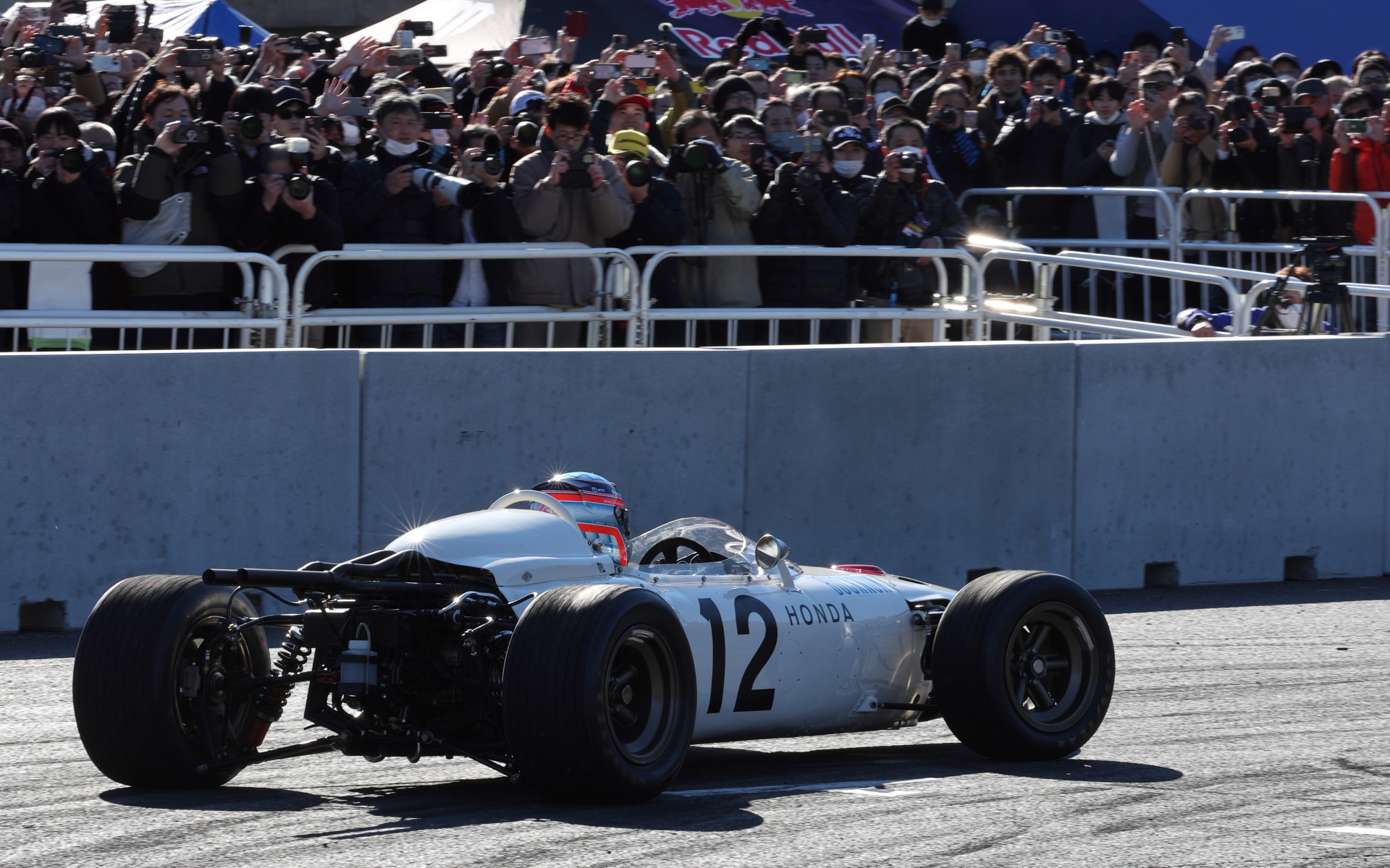 RA272で走行する佐藤琢磨選手