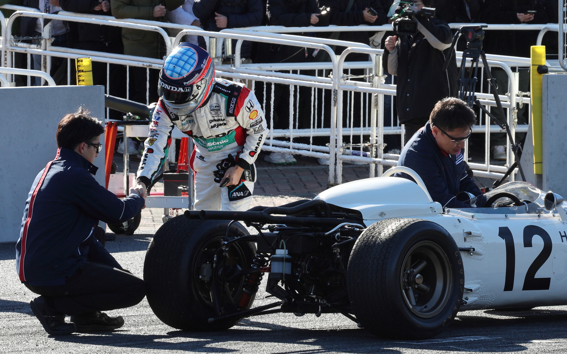 走り終えスタッフと握手