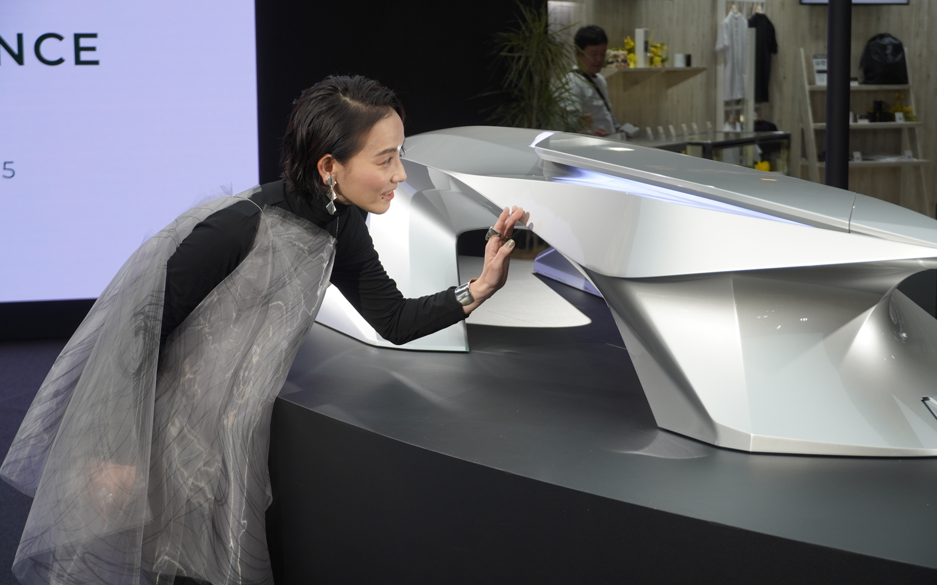 MODELLISTA EMBRYOを確認する篠原さん