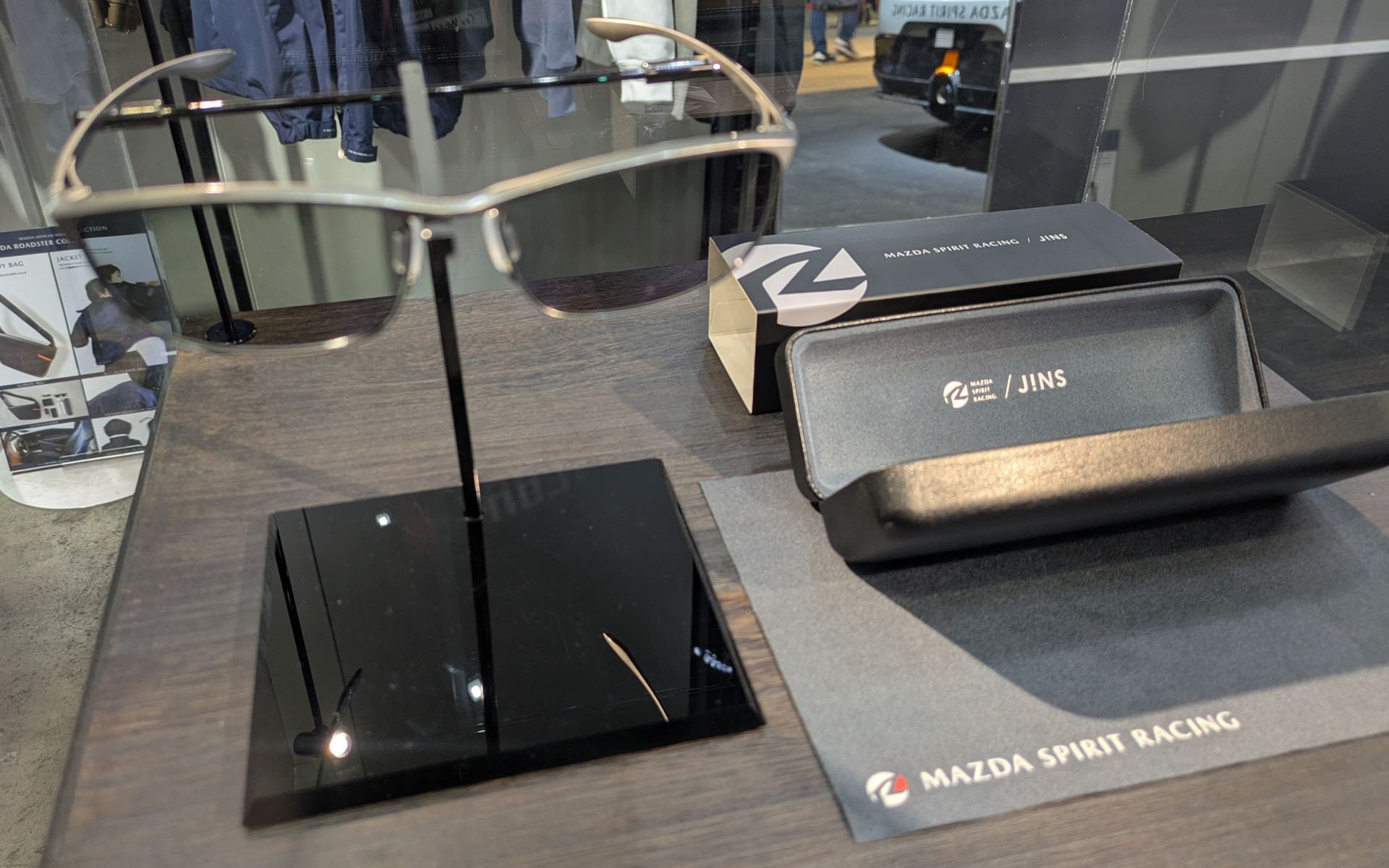 眼鏡メーカーのジンズとコラボレーションしたドライビングサングラス（先行展示）
