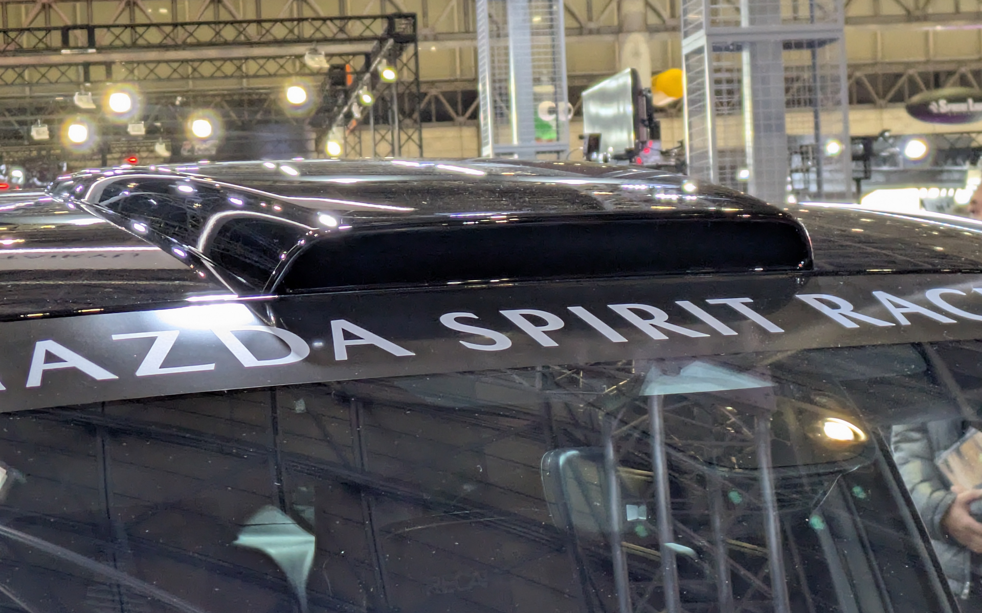 ルーフにはエアインテークが設けられている