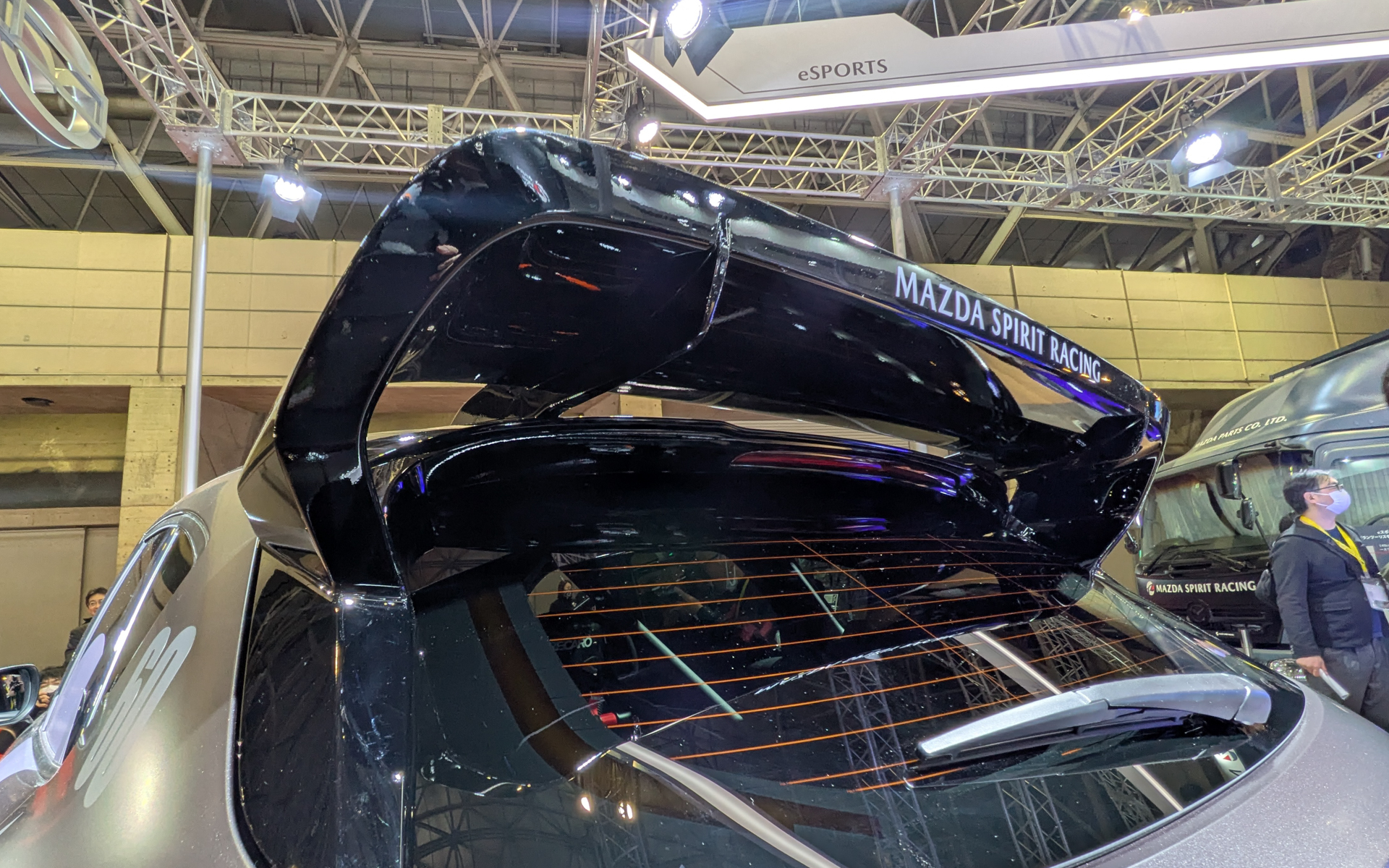 WRCを彷彿とさせる大型リアウイングを装着