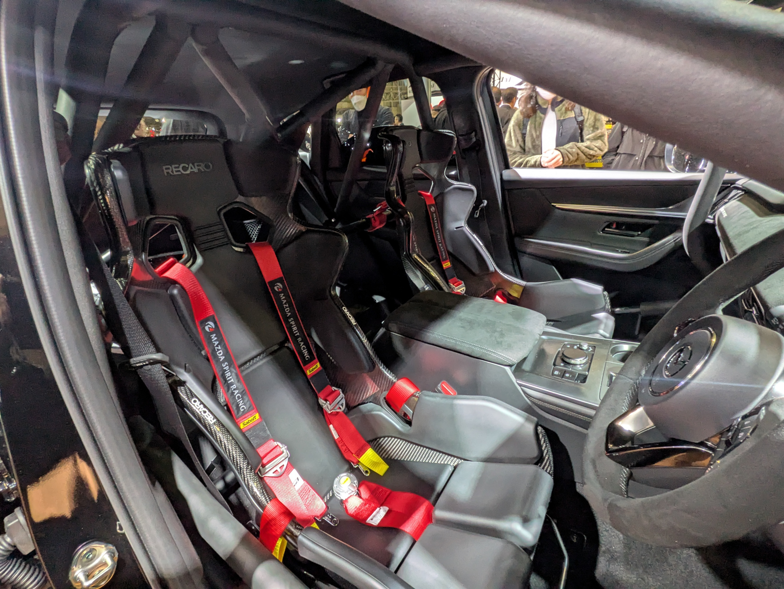 運転席も助手席もレカロのカーボンファイバー製フルバケットシートに交換