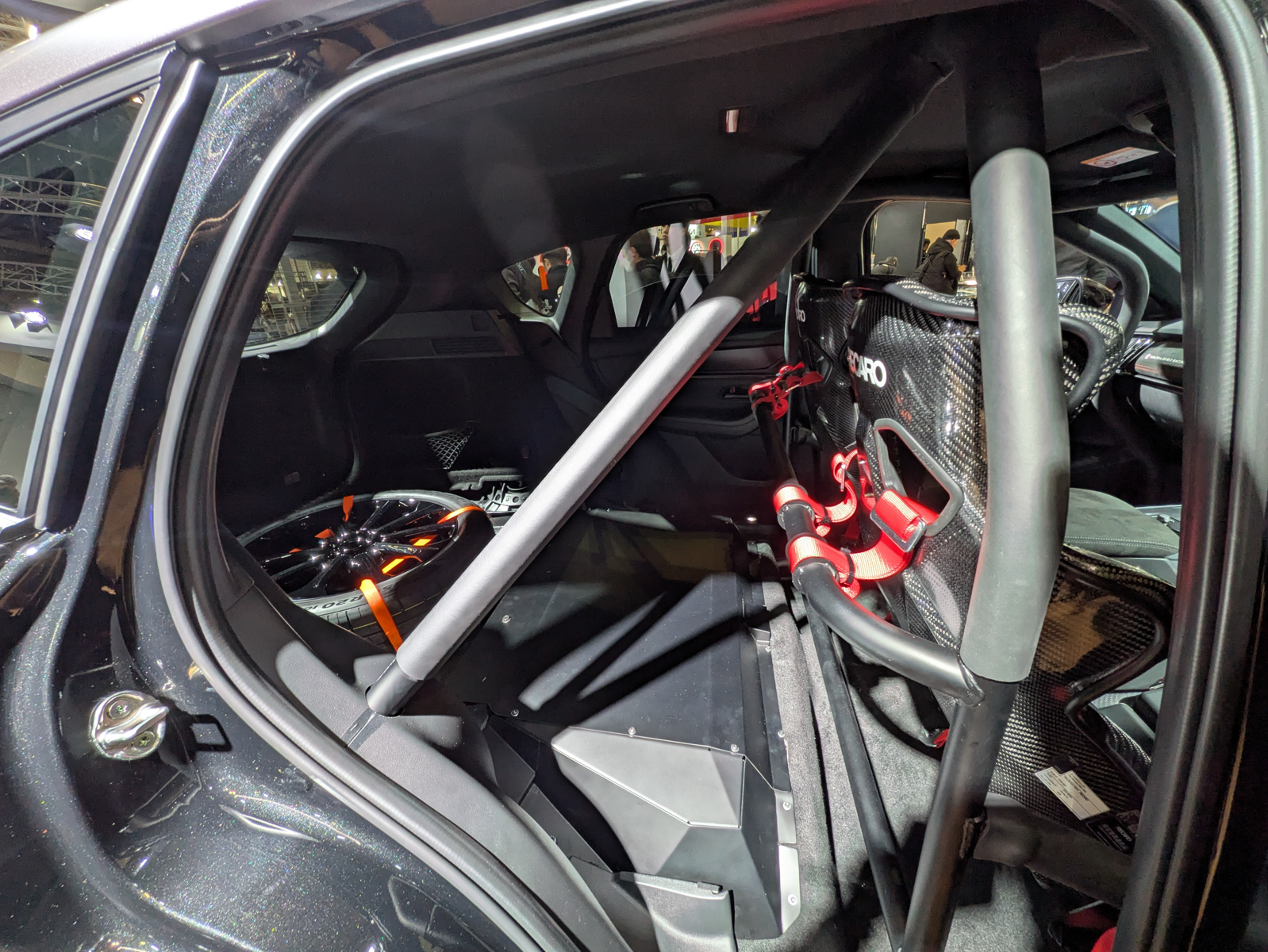 後席は撤去され、ラゲッジスペースにスペアタイヤを搭載