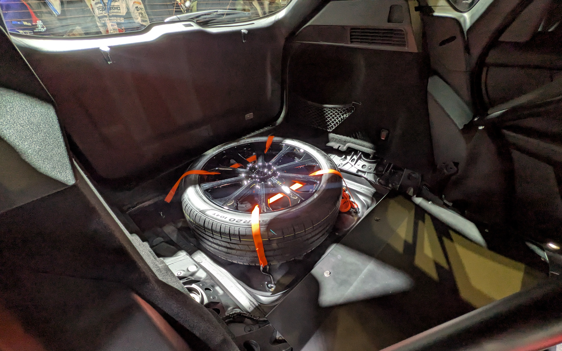 後席は撤去され、ラゲッジスペースにスペアタイヤを搭載