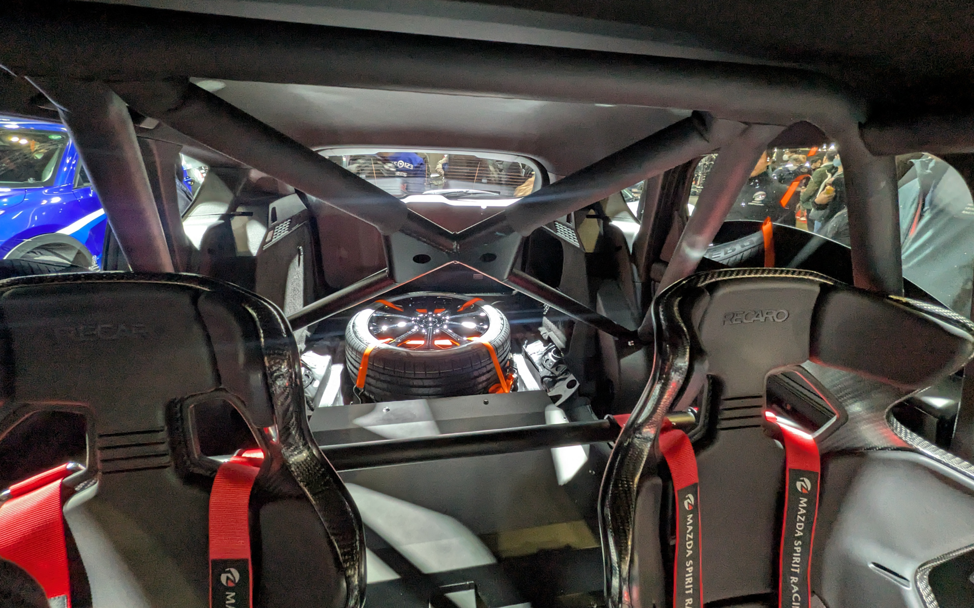 室内にはロールケージが張り巡らされている