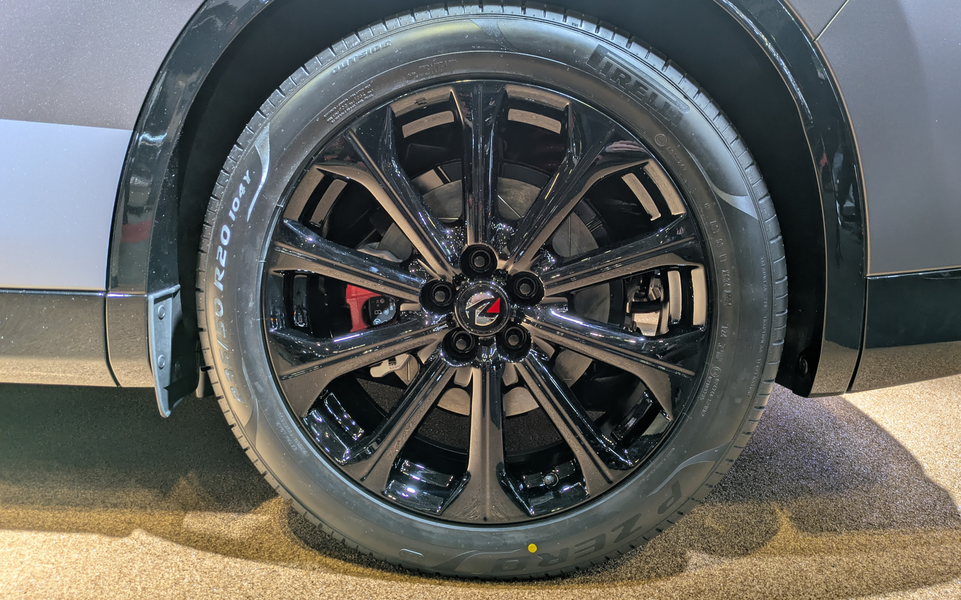 タイヤはノーマルのまま。MAZDA SPIRIT RACINGロゴのホイールセンターキャップを装着