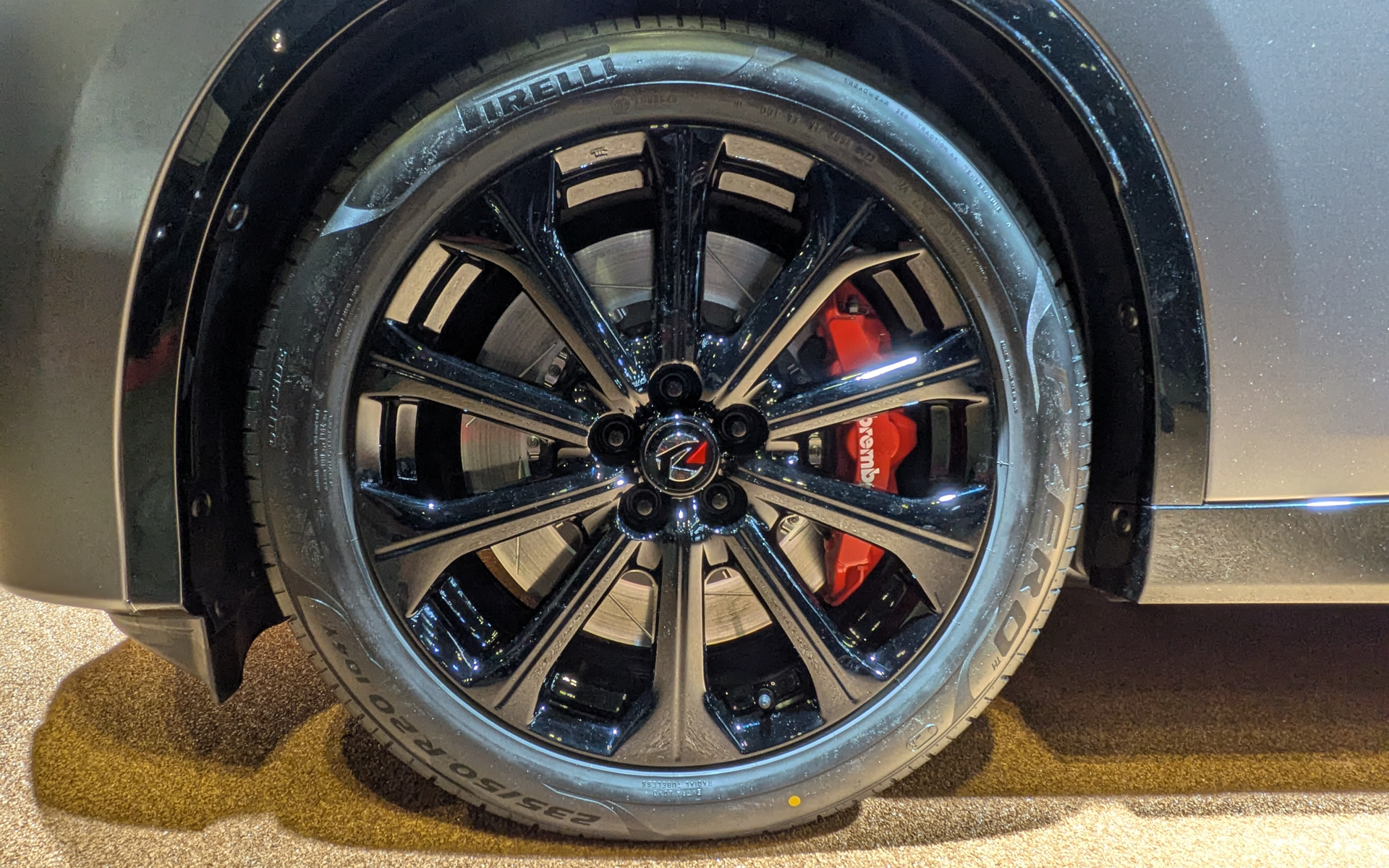 タイヤはノーマルのまま。MAZDA SPIRIT RACINGロゴのホイールセンターキャップを装着