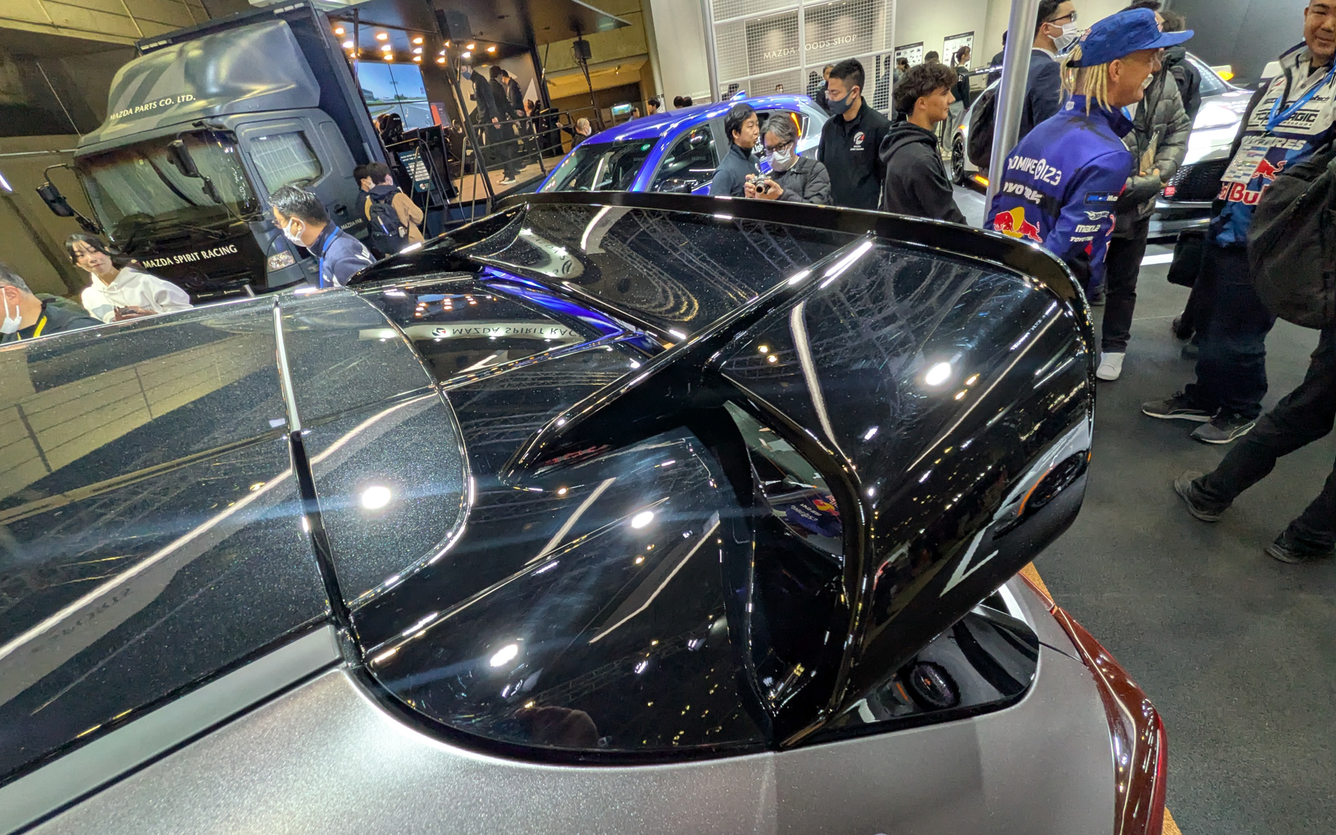 WRCを彷彿とさせる大型リアウイングを装着