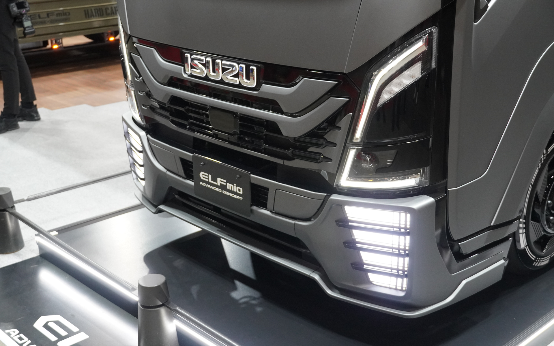 イルミネーションを一体化したエアロバンパー