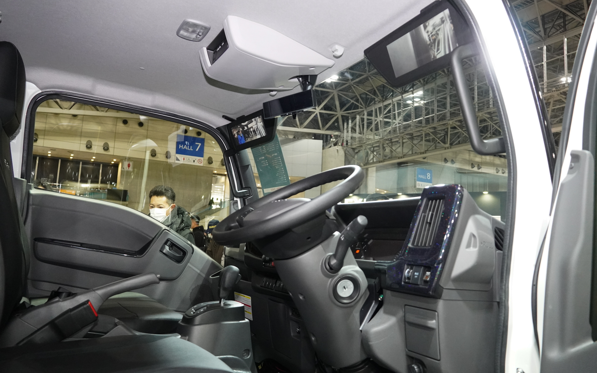 サイドミラーはカメラを使った電子ミラーにしてサンバイザー部分に装備