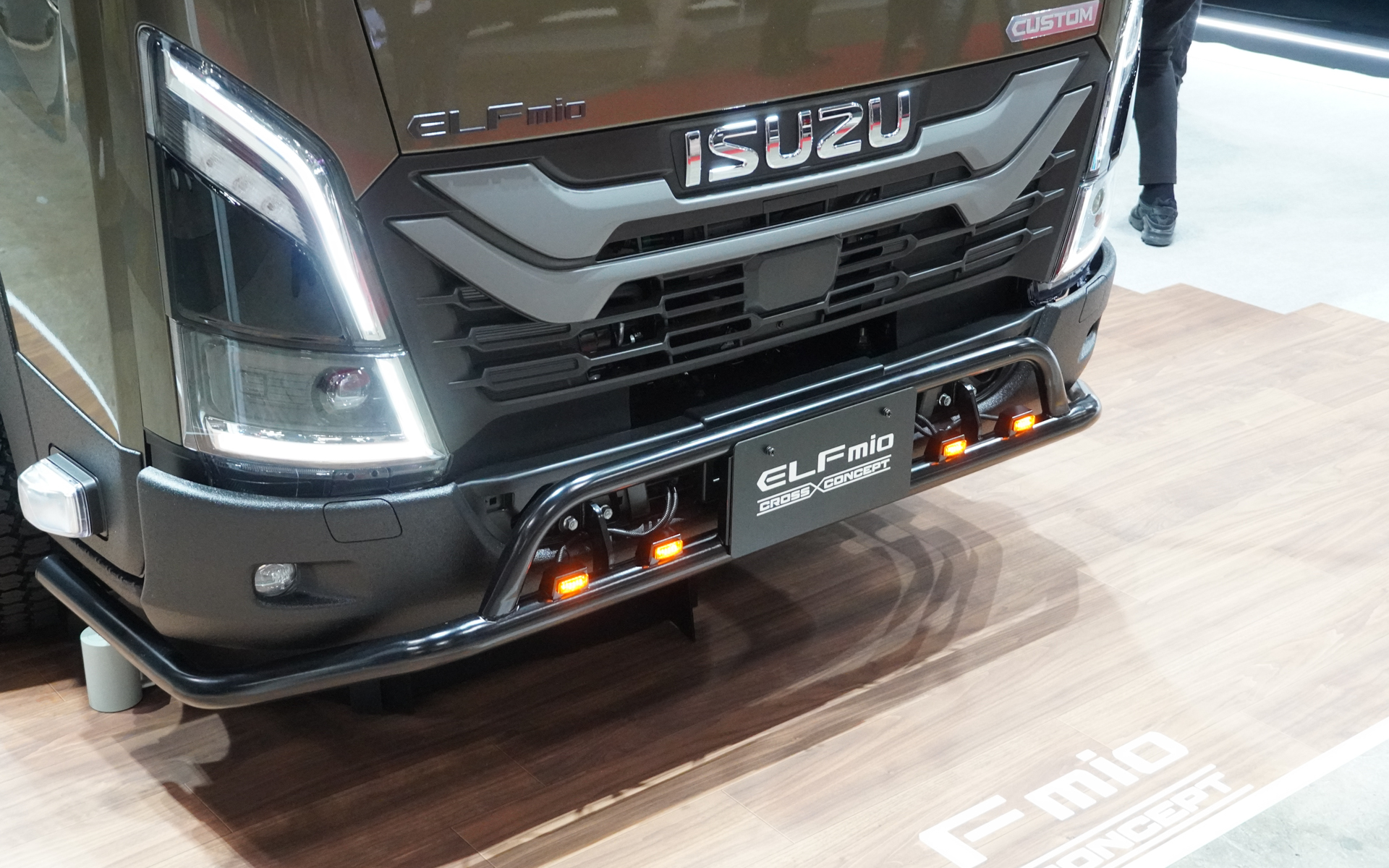 無塗装パンパーにラプター塗装を施す