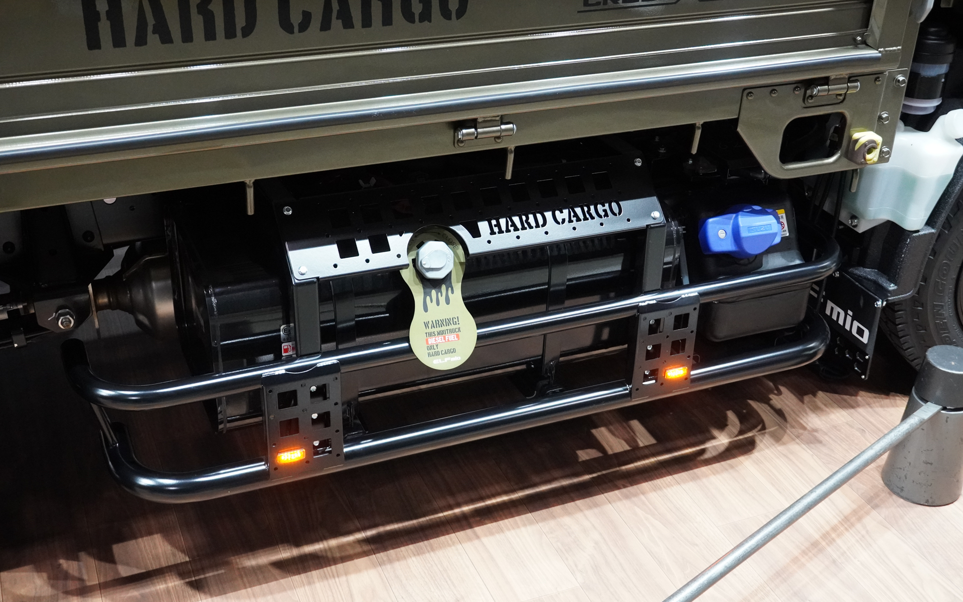 サイドバーにもLEDを完備。洒落た燃料タンクカバーも制作